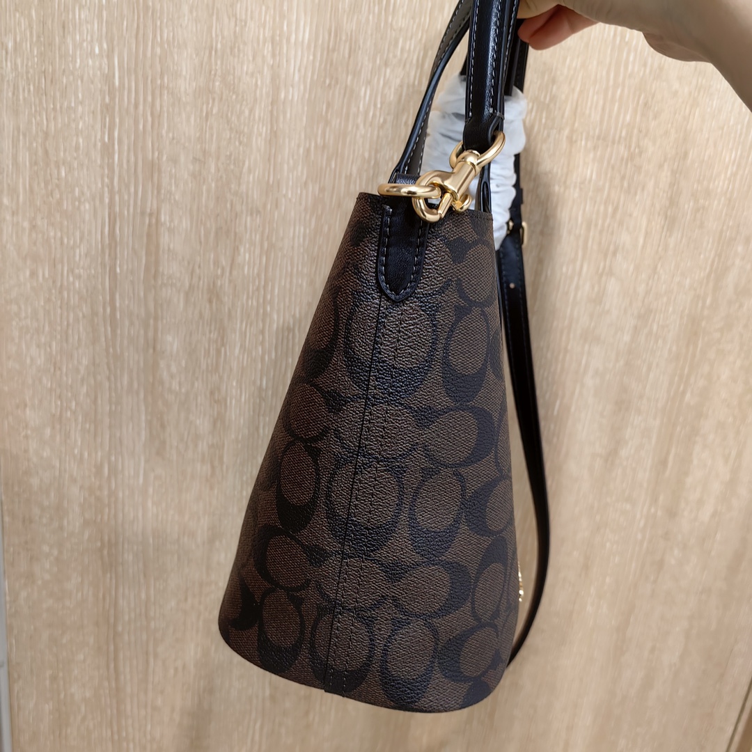 Coach ～Coach 蔻驰CR256 Hanna系列最新款水桶包 形似水桶又似菜篮子 牛皮配老花料材质