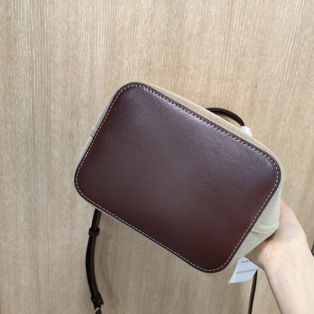 Coach ～￼Coach 蔻驰CR169 Hanna系列最新款水桶包 形似水桶又似菜篮子 牛皮配帆布材质