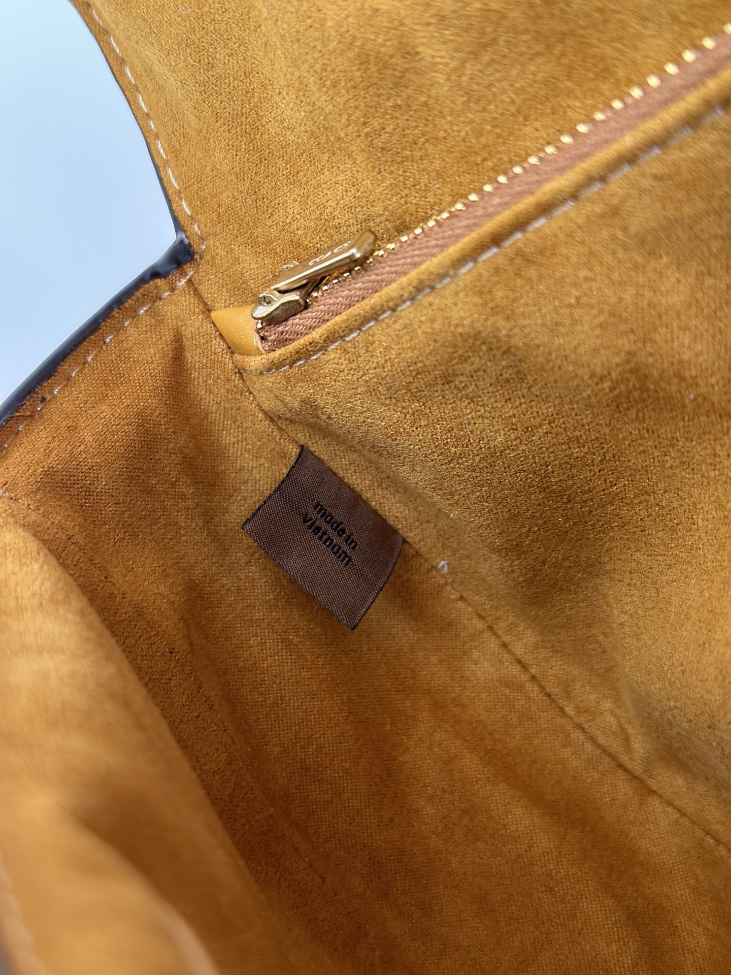 Coach ～￼ Coach蔻驰 CAN90 Brook系列法棍包 有牛皮和老花料两种材质