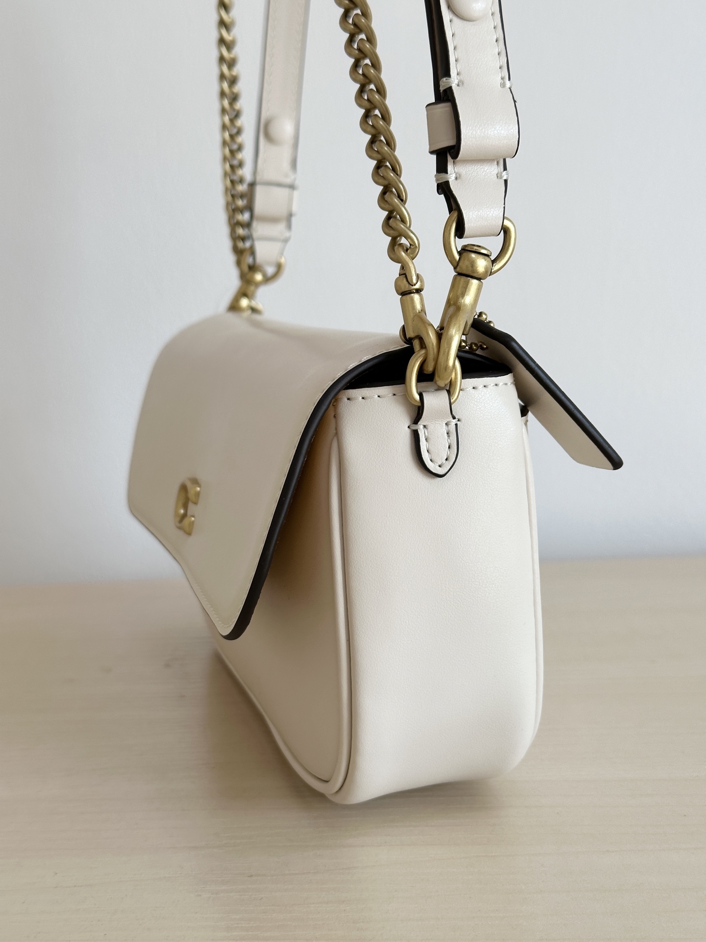 Coach ～￼ Coach蔻驰 CAN90 Brook系列法棍包 有牛皮和老花料两种材质