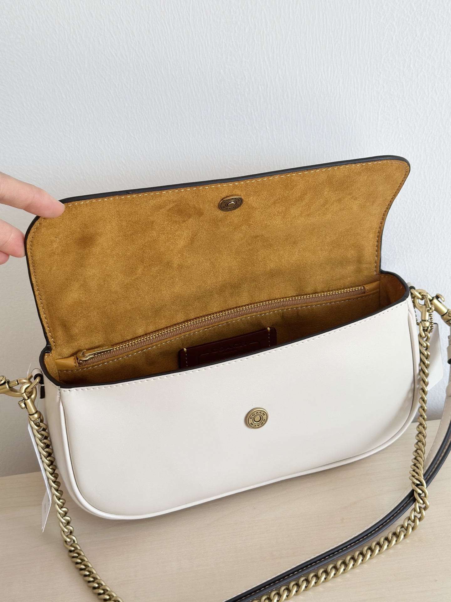 Coach ～￼ Coach蔻驰 CAN90 Brook系列法棍包 有牛皮和老花料两种材质
