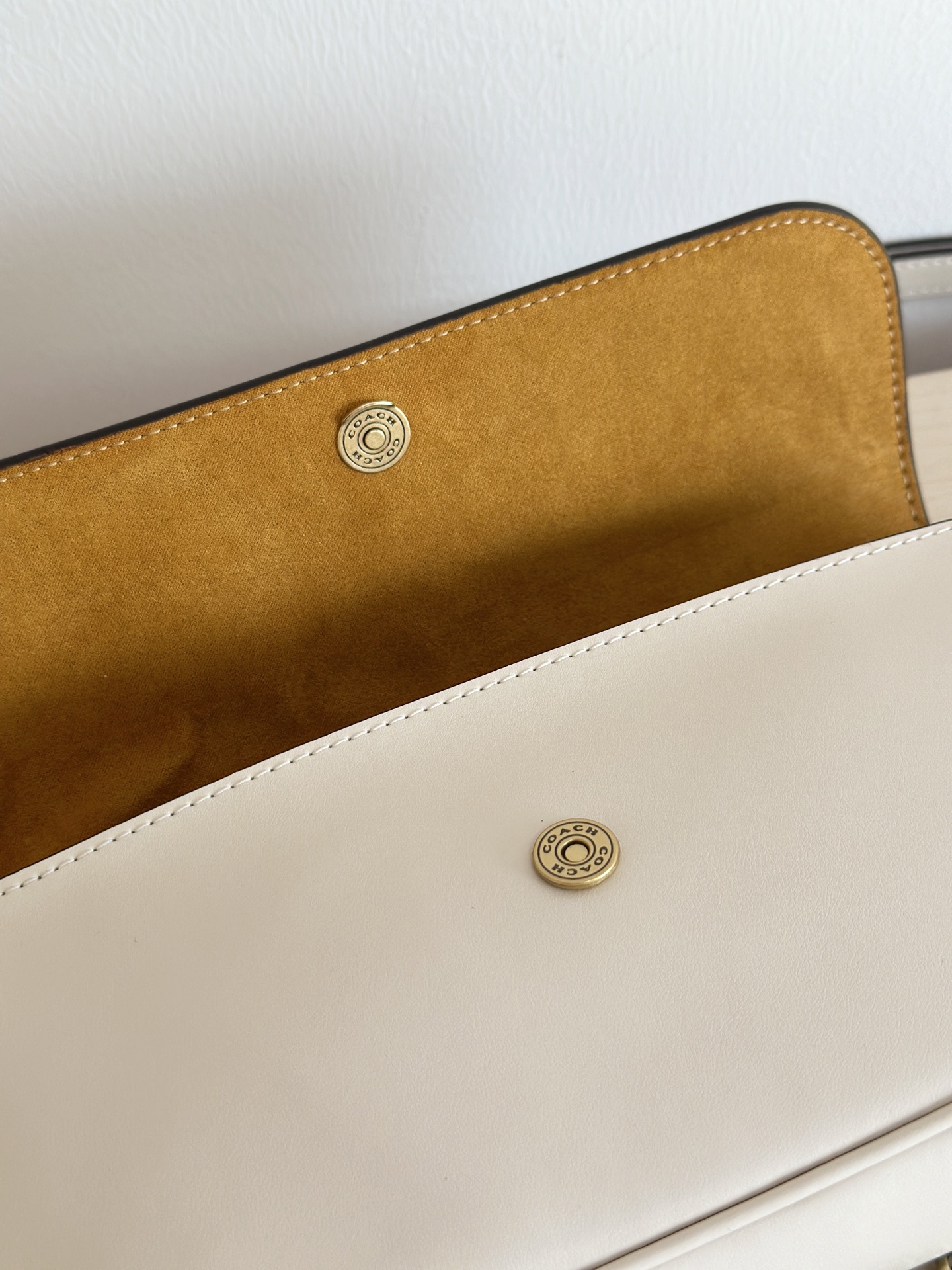 Coach ～￼ Coach蔻驰 CAN90 Brook系列法棍包 有牛皮和老花料两种材质