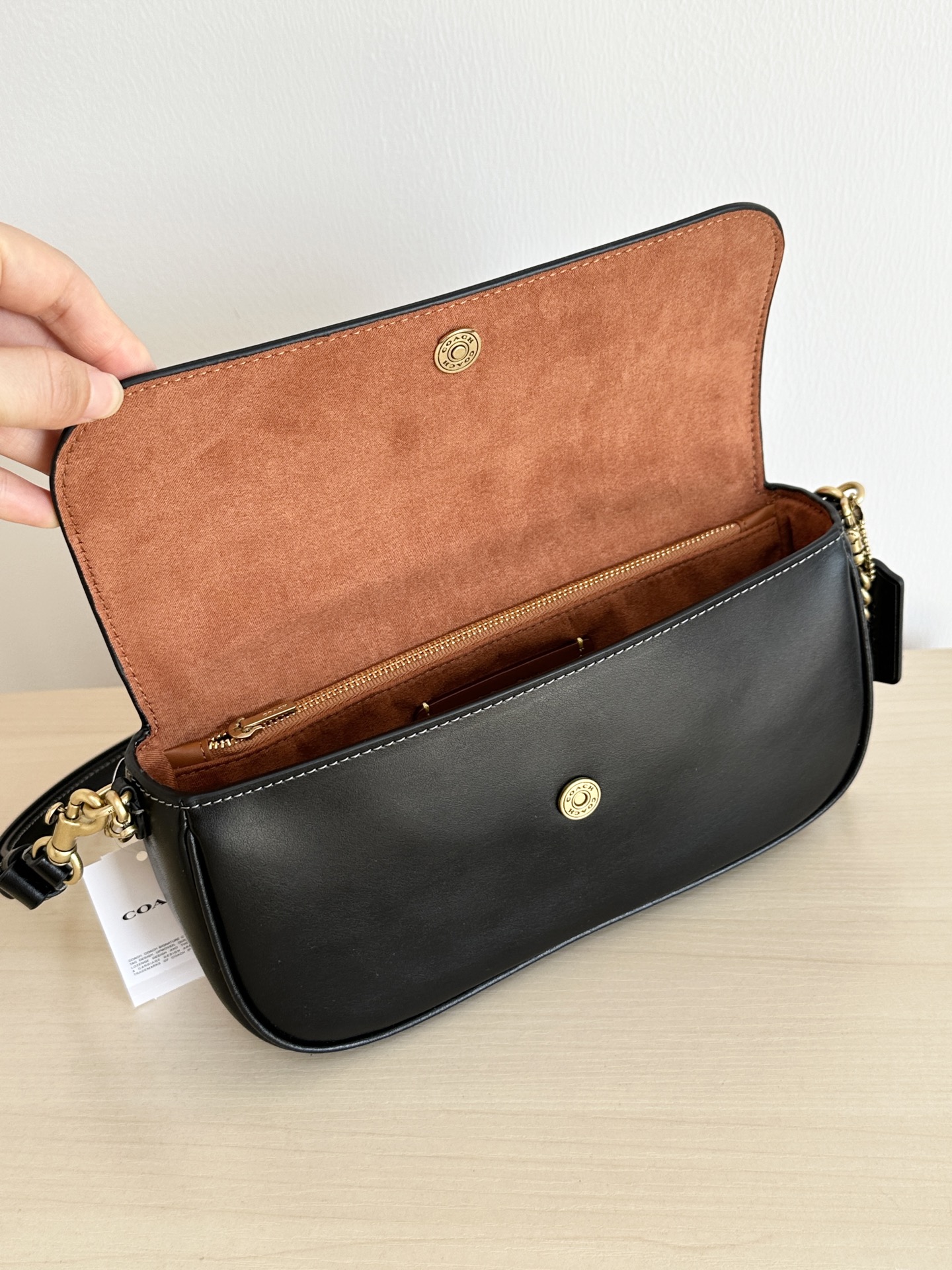 Coach ～￼ Coach蔻驰 CAN90 Brook系列法棍包 有牛皮和老花料两种材质