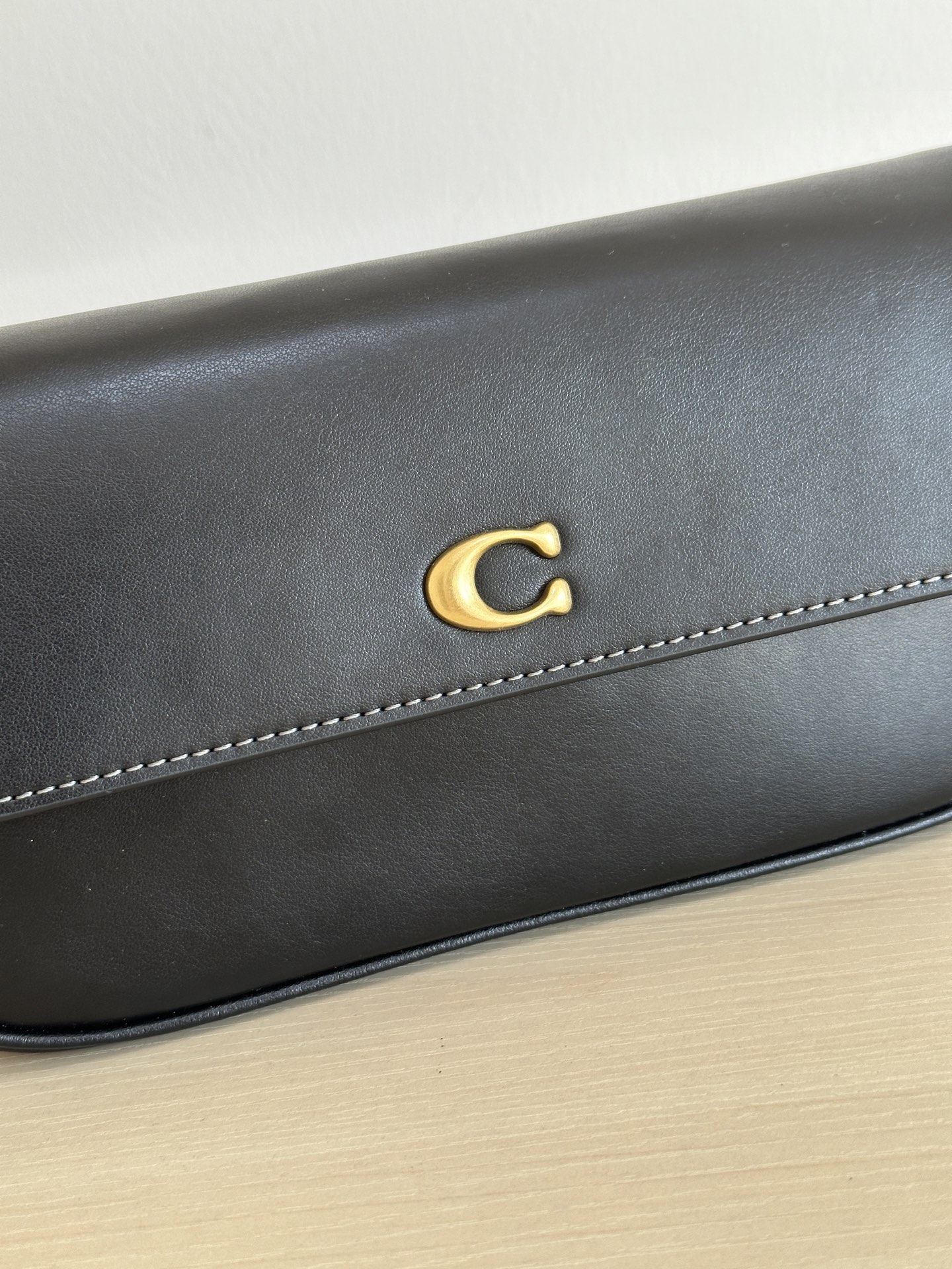 Coach ～￼ Coach蔻驰 CAN90 Brook系列法棍包 有牛皮和老花料两种材质