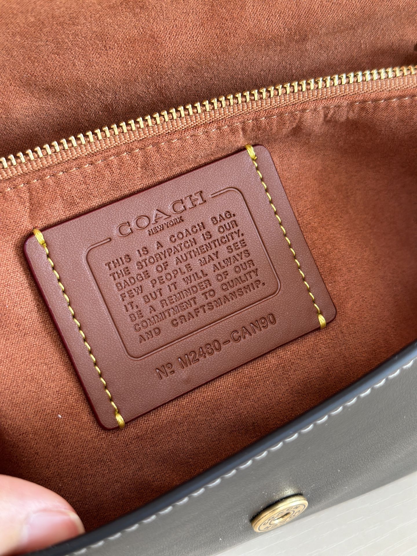 Coach ～￼ Coach蔻驰 CAN90 Brook系列法棍包 有牛皮和老花料两种材质