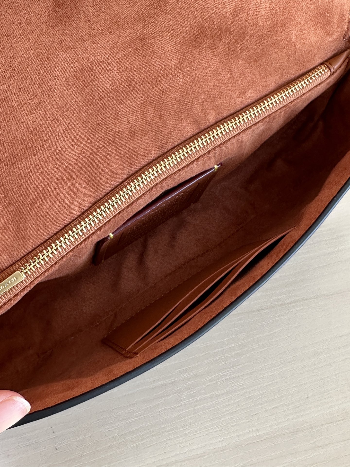 Coach ～￼ Coach蔻驰 CAN90 Brook系列法棍包 有牛皮和老花料两种材质