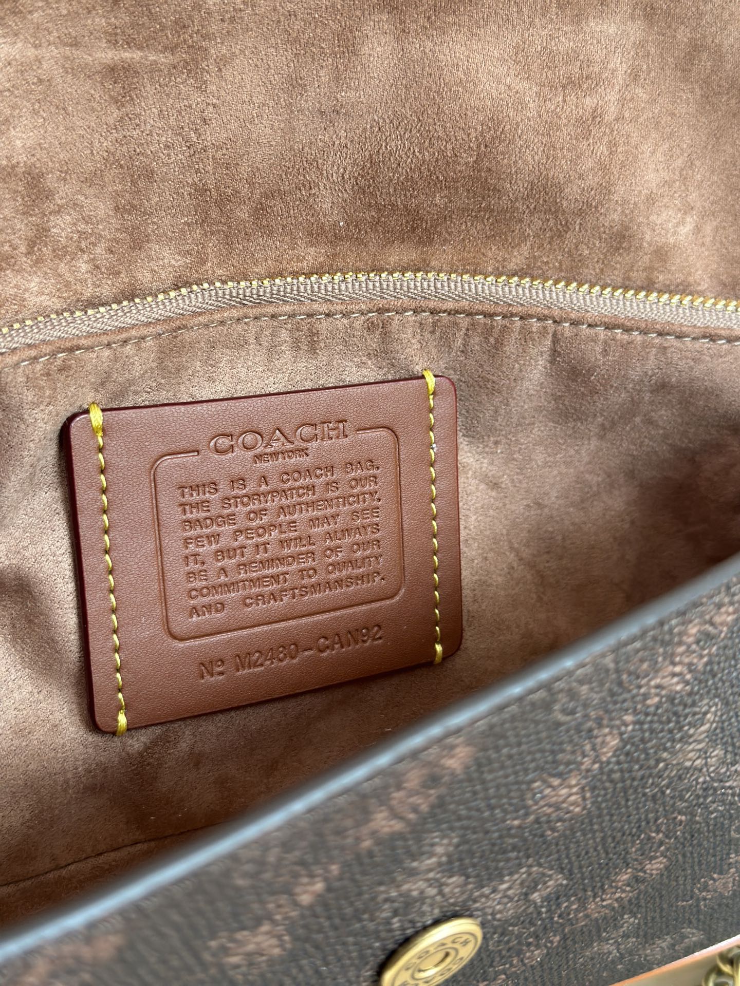 Coach ～￼ Coach蔻驰 CAN92 Brook系列法棍包 有牛皮和老花料两种材质