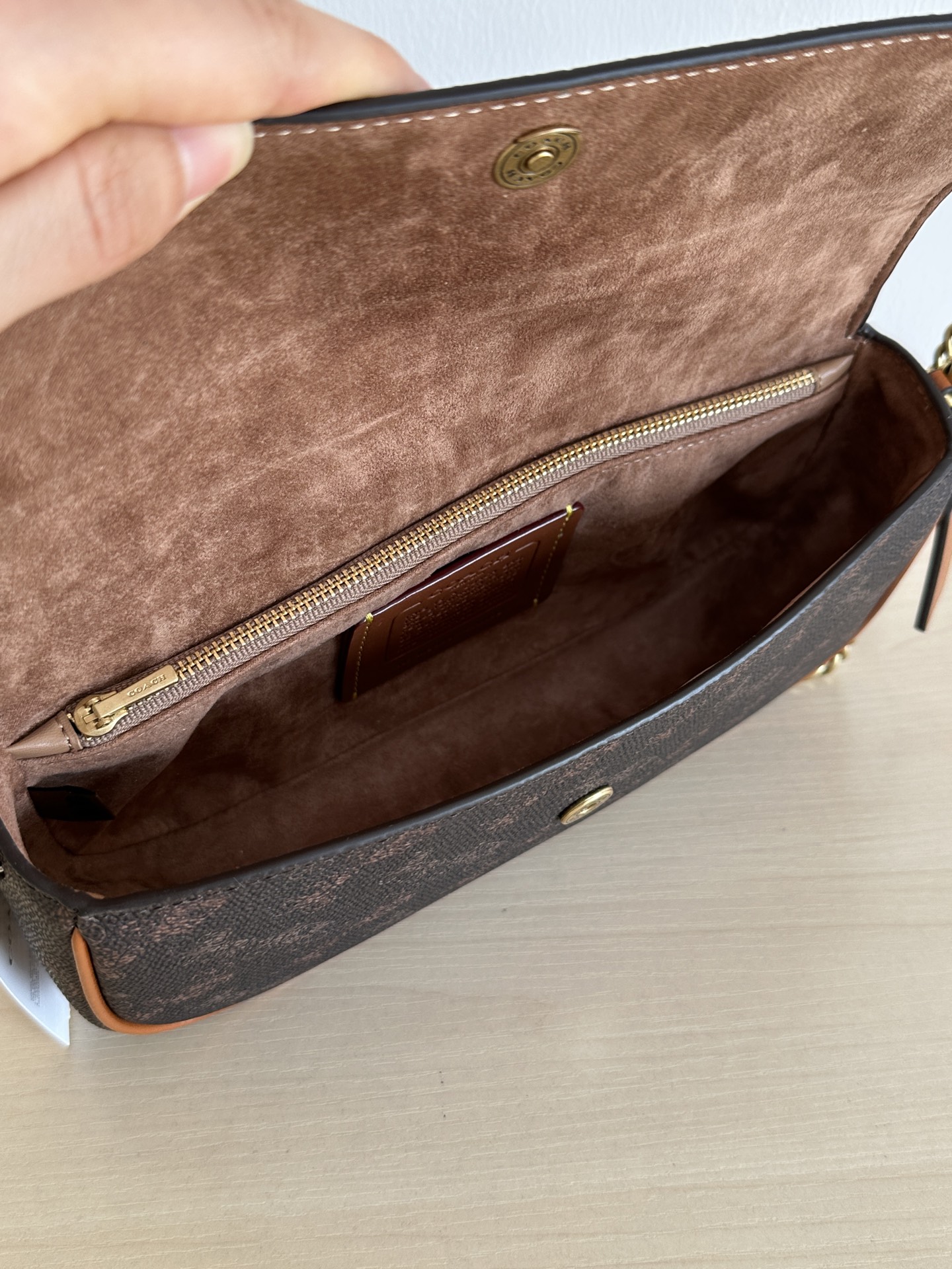 Coach ～￼ Coach蔻驰 CAN92 Brook系列法棍包 有牛皮和老花料两种材质