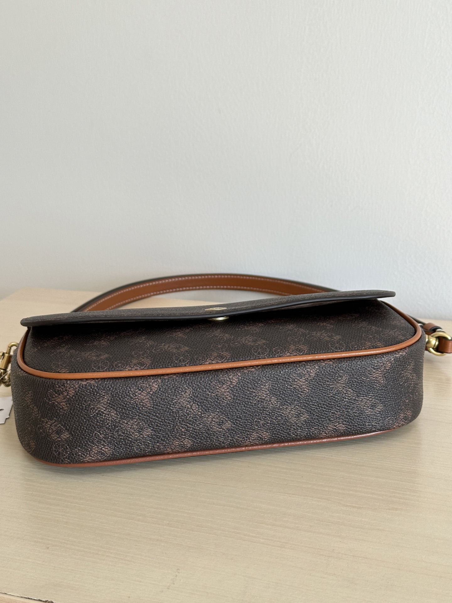 Coach ～￼ Coach蔻驰 CAN92 Brook系列法棍包 有牛皮和老花料两种材质
