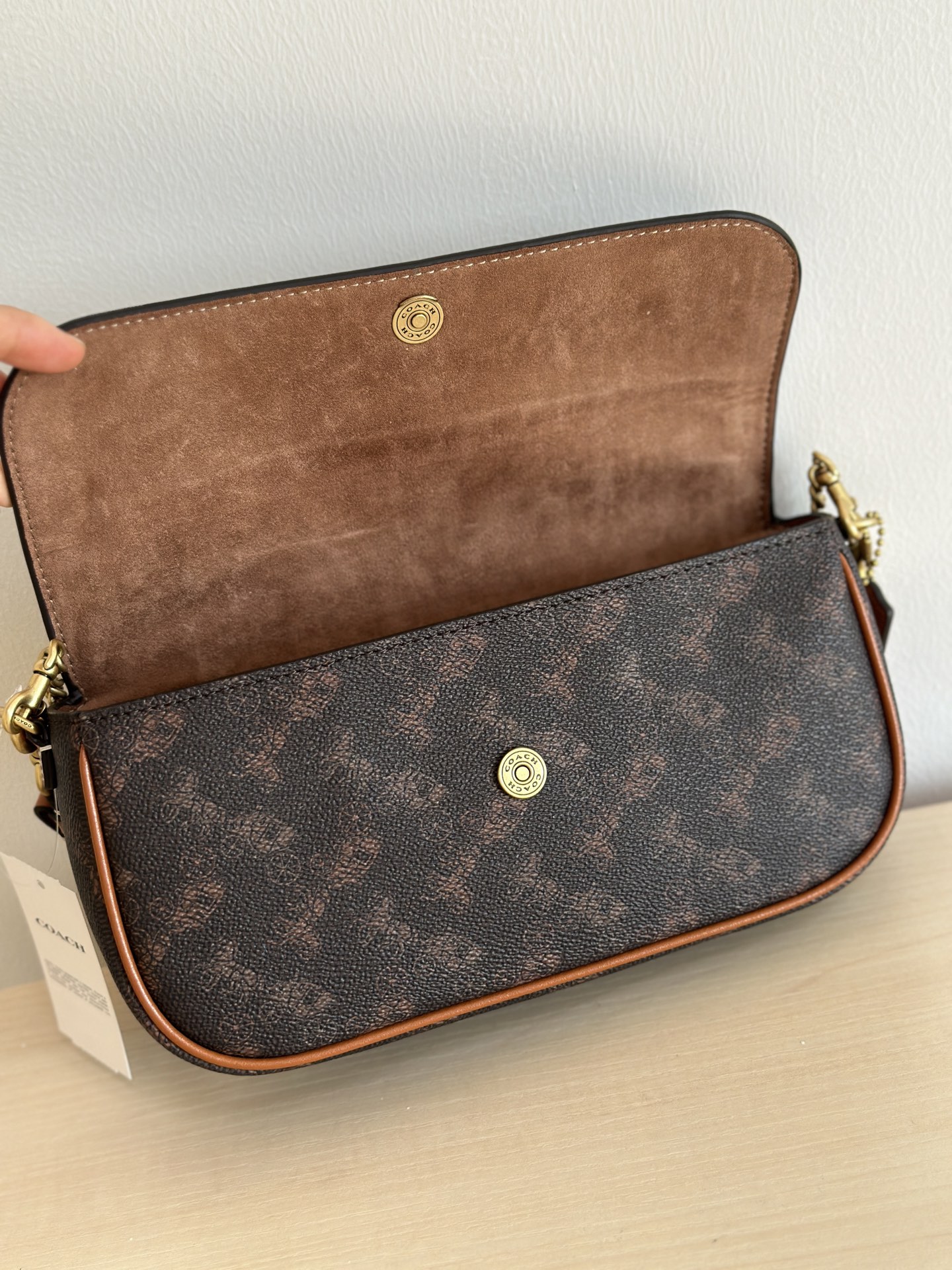 Coach ～￼ Coach蔻驰 CAN92 Brook系列法棍包 有牛皮和老花料两种材质