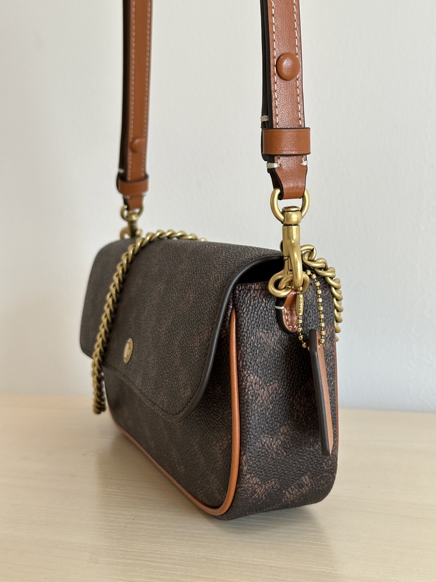 Coach ～￼ Coach蔻驰 CAN92 Brook系列法棍包 有牛皮和老花料两种材质