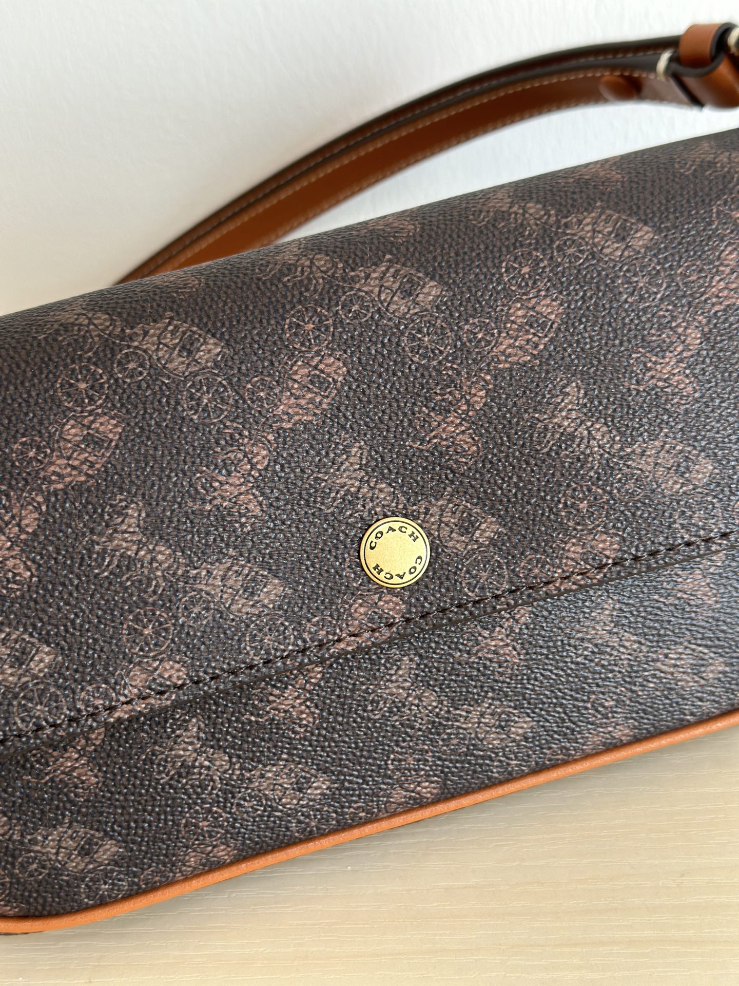 Coach ～￼ Coach蔻驰 CAN92 Brook系列法棍包 有牛皮和老花料两种材质