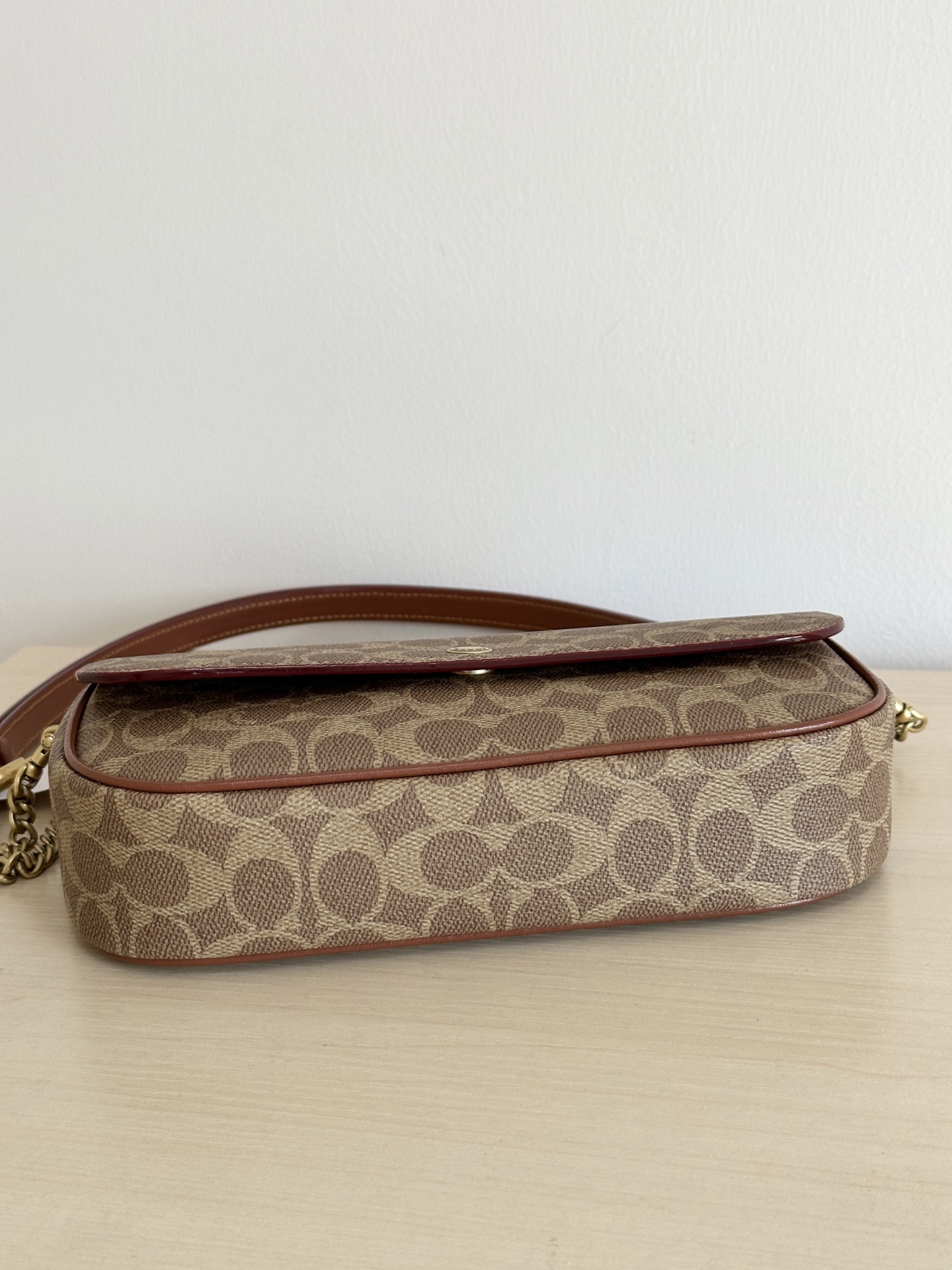 Coach ～￼ Coach蔻驰 CAN91 Brook系列法棍包 有牛皮和老花料两种材质