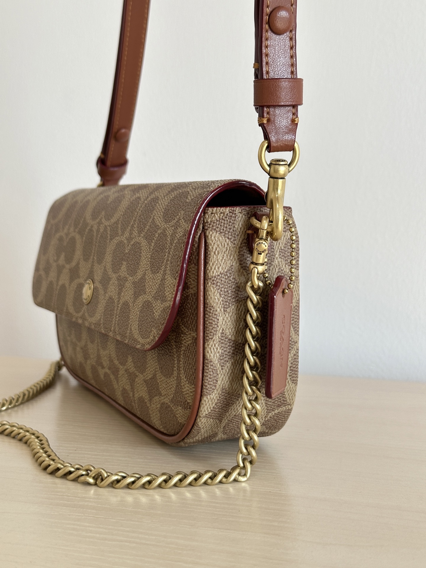 Coach ～￼ Coach蔻驰 CAN91 Brook系列法棍包 有牛皮和老花料两种材质