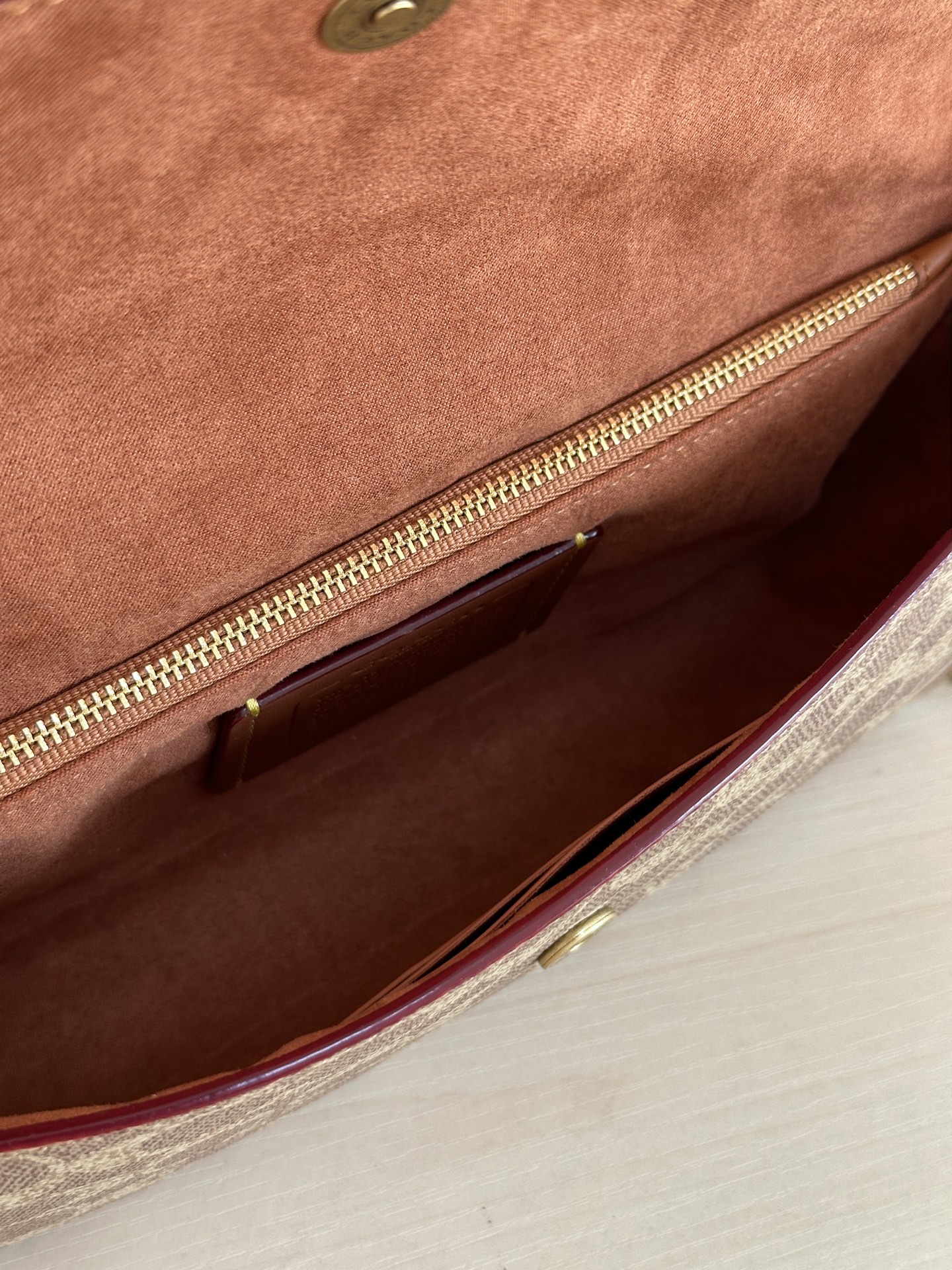 Coach ～￼ Coach蔻驰 CAN91 Brook系列法棍包 有牛皮和老花料两种材质