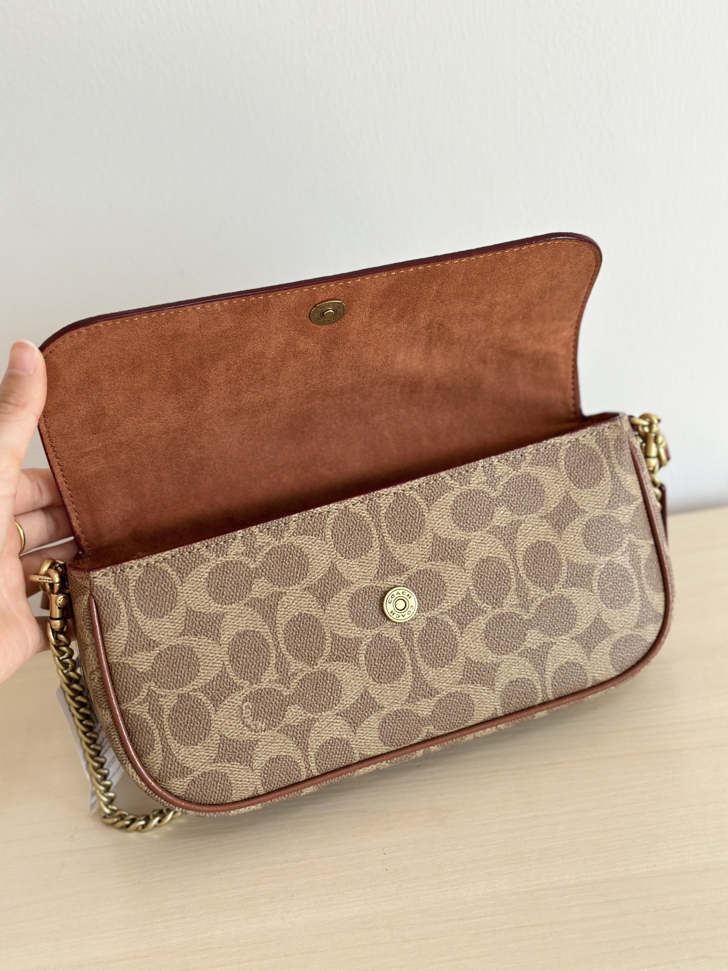 Coach ～￼ Coach蔻驰 CAN91 Brook系列法棍包 有牛皮和老花料两种材质