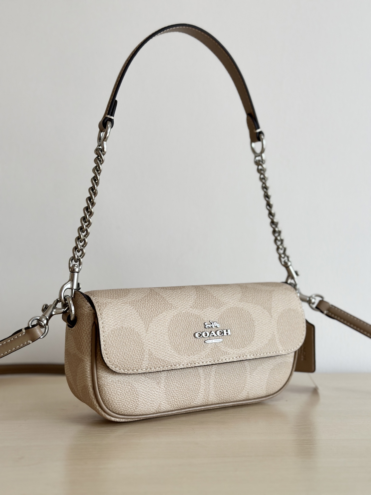 Coach ～￼ 纯 Coach蔻驰 CAN70 Hailey系列法棍包 腋下包 这个系列真的被惊艳到了