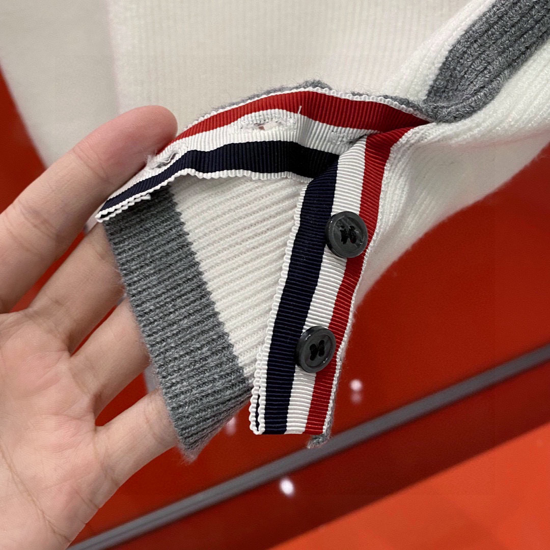 P270-TB 2025秋冬新经典四条杠嵌花男女同款羊毛针织衫!经典圆领毛衣上线, 实穿性强完全不会过时的款式, 细节以及工艺都把控的特别好, 强烈推荐各位人手必入, 绝对是秋冬着装最佳的打开方式!
甄选优质100%羊毛纱线织造, 软糯亲肤的触感, 即便是贴合肌肤着穿都丝毫不会有扎刺感可言, 其保暖性与舒适度都无法挑剔!衣身沿用了品牌一贯的基础色调, 袖臂标志性四条杠和后领织唛细节, 展现出毋庸置疑的品牌身份, 将低调奢华演绎到了极致!袖口及下摆纽扣织带开衩设计, 选用深海黑蝶贝壳纽扣, 它是大粒南洋黑珍珠的母贝, 由于贝壳的珍珠层闪烁着美丽漂亮的深银色, 利用贝壳内侧的天然珍珠打磨抛光, 因为外壳来自大自然, 所以从里到外散发出优雅、诱人的氛围!基础圆领修身版型剪裁, 对于秋冬搭配没有任何局限性, 百搭的两个配色更是永远不错出错, 两色齐收下一点都不过分, 还能从春秋冬三季穿着、实用性翻台率非常高!
颜色:白色/蓝色
尺码:M-XXXL
M码 胸围96 连肩袖 衣长66
L码 胸围100 连肩袖 衣长67
XL码 胸围104 连肩袖 衣长68
XXL码 胸围108 连肩袖 衣长69
XXXL码 胸围112 连肩袖 衣长70