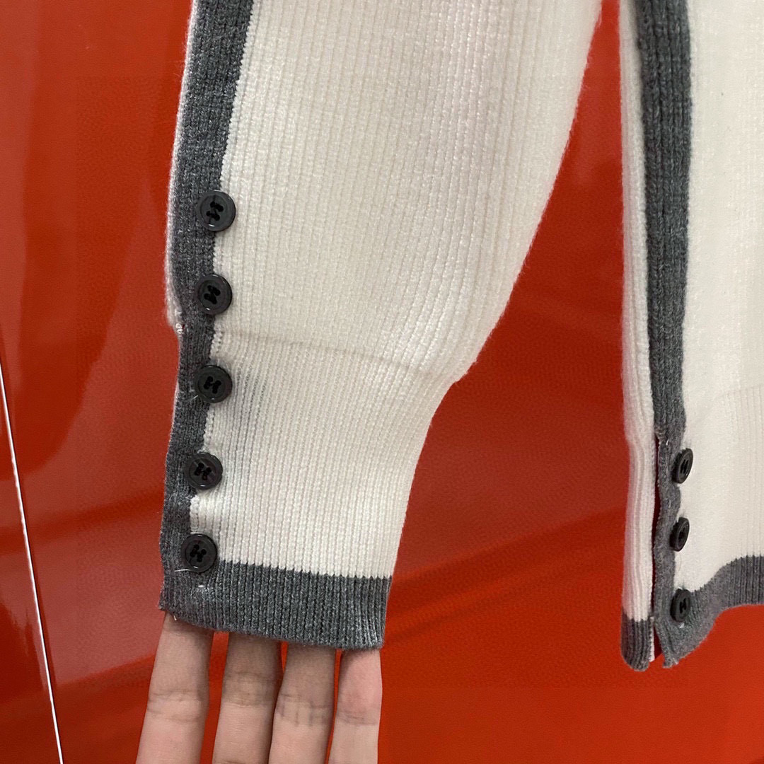 P270-TB 2025秋冬新经典四条杠嵌花男女同款羊毛针织衫!经典圆领毛衣上线, 实穿性强完全不会过时的款式, 细节以及工艺都把控的特别好, 强烈推荐各位人手必入, 绝对是秋冬着装最佳的打开方式!
甄选优质100%羊毛纱线织造, 软糯亲肤的触感, 即便是贴合肌肤着穿都丝毫不会有扎刺感可言, 其保暖性与舒适度都无法挑剔!衣身沿用了品牌一贯的基础色调, 袖臂标志性四条杠和后领织唛细节, 展现出毋庸置疑的品牌身份, 将低调奢华演绎到了极致!袖口及下摆纽扣织带开衩设计, 选用深海黑蝶贝壳纽扣, 它是大粒南洋黑珍珠的母贝, 由于贝壳的珍珠层闪烁着美丽漂亮的深银色, 利用贝壳内侧的天然珍珠打磨抛光, 因为外壳来自大自然, 所以从里到外散发出优雅、诱人的氛围!基础圆领修身版型剪裁, 对于秋冬搭配没有任何局限性, 百搭的两个配色更是永远不错出错, 两色齐收下一点都不过分, 还能从春秋冬三季穿着、实用性翻台率非常高!
颜色:白色/蓝色
尺码:M-XXXL
M码 胸围96 连肩袖 衣长66
L码 胸围100 连肩袖 衣长67
XL码 胸围104 连肩袖 衣长68
XXL码 胸围108 连肩袖 衣长69
XXXL码 胸围112 连肩袖 衣长70