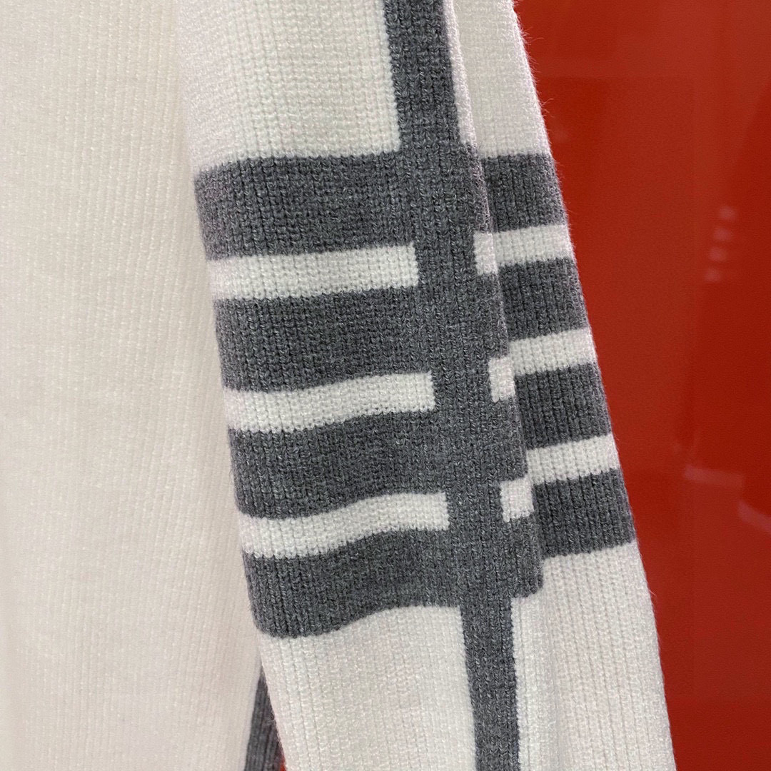 P270-TB 2025秋冬新经典四条杠嵌花男女同款羊毛针织衫!经典圆领毛衣上线, 实穿性强完全不会过时的款式, 细节以及工艺都把控的特别好, 强烈推荐各位人手必入, 绝对是秋冬着装最佳的打开方式!
甄选优质100%羊毛纱线织造, 软糯亲肤的触感, 即便是贴合肌肤着穿都丝毫不会有扎刺感可言, 其保暖性与舒适度都无法挑剔!衣身沿用了品牌一贯的基础色调, 袖臂标志性四条杠和后领织唛细节, 展现出毋庸置疑的品牌身份, 将低调奢华演绎到了极致!袖口及下摆纽扣织带开衩设计, 选用深海黑蝶贝壳纽扣, 它是大粒南洋黑珍珠的母贝, 由于贝壳的珍珠层闪烁着美丽漂亮的深银色, 利用贝壳内侧的天然珍珠打磨抛光, 因为外壳来自大自然, 所以从里到外散发出优雅、诱人的氛围!基础圆领修身版型剪裁, 对于秋冬搭配没有任何局限性, 百搭的两个配色更是永远不错出错, 两色齐收下一点都不过分, 还能从春秋冬三季穿着、实用性翻台率非常高!
颜色:白色/蓝色
尺码:M-XXXL
M码 胸围96 连肩袖 衣长66
L码 胸围100 连肩袖 衣长67
XL码 胸围104 连肩袖 衣长68
XXL码 胸围108 连肩袖 衣长69
XXXL码 胸围112 连肩袖 衣长70