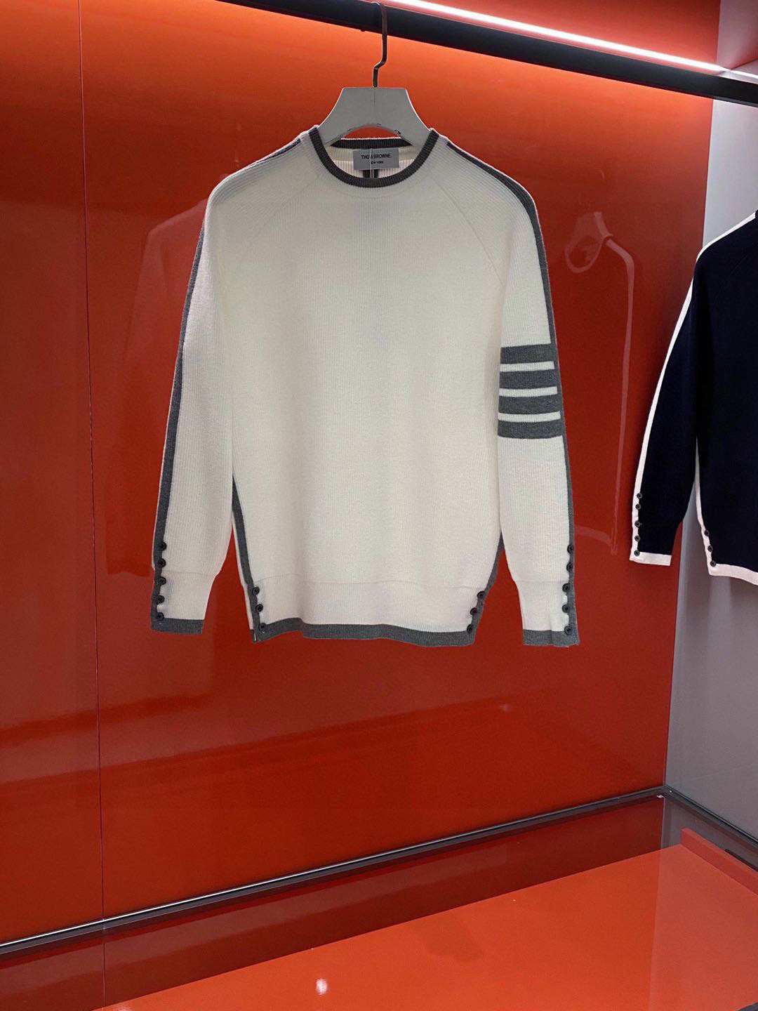 P270-TB 2025秋冬新经典四条杠嵌花男女同款羊毛针织衫!经典圆领毛衣上线, 实穿性强完全不会过时的款式, 细节以及工艺都把控的特别好, 强烈推荐各位人手必入, 绝对是秋冬着装最佳的打开方式!
甄选优质100%羊毛纱线织造, 软糯亲肤的触感, 即便是贴合肌肤着穿都丝毫不会有扎刺感可言, 其保暖性与舒适度都无法挑剔!衣身沿用了品牌一贯的基础色调, 袖臂标志性四条杠和后领织唛细节, 展现出毋庸置疑的品牌身份, 将低调奢华演绎到了极致!袖口及下摆纽扣织带开衩设计, 选用深海黑蝶贝壳纽扣, 它是大粒南洋黑珍珠的母贝, 由于贝壳的珍珠层闪烁着美丽漂亮的深银色, 利用贝壳内侧的天然珍珠打磨抛光, 因为外壳来自大自然, 所以从里到外散发出优雅、诱人的氛围!基础圆领修身版型剪裁, 对于秋冬搭配没有任何局限性, 百搭的两个配色更是永远不错出错, 两色齐收下一点都不过分, 还能从春秋冬三季穿着、实用性翻台率非常高!
颜色:白色/蓝色
尺码:M-XXXL
M码 胸围96 连肩袖 衣长66
L码 胸围100 连肩袖 衣长67
XL码 胸围104 连肩袖 衣长68
XXL码 胸围108 连肩袖 衣长69
XXXL码 胸围112 连肩袖 衣长70