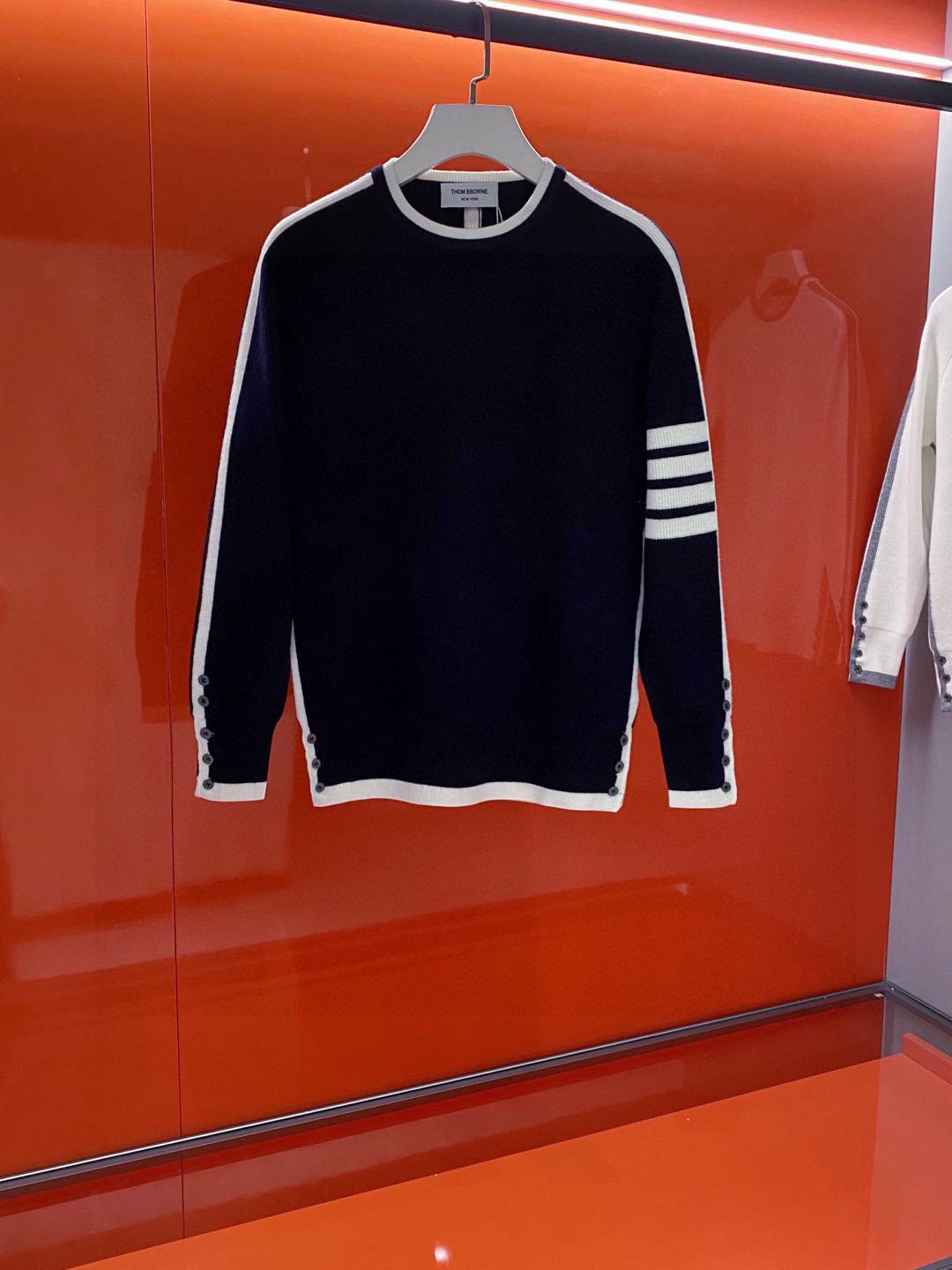 P270-TB 2025秋冬新经典四条杠嵌花男女同款羊毛针织衫!经典圆领毛衣上线, 实穿性强完全不会过时的款式, 细节以及工艺都把控的特别好, 强烈推荐各位人手必入, 绝对是秋冬着装最佳的打开方式!
甄选优质100%羊毛纱线织造, 软糯亲肤的触感, 即便是贴合肌肤着穿都丝毫不会有扎刺感可言, 其保暖性与舒适度都无法挑剔!衣身沿用了品牌一贯的基础色调, 袖臂标志性四条杠和后领织唛细节, 展现出毋庸置疑的品牌身份, 将低调奢华演绎到了极致!袖口及下摆纽扣织带开衩设计, 选用深海黑蝶贝壳纽扣, 它是大粒南洋黑珍珠的母贝, 由于贝壳的珍珠层闪烁着美丽漂亮的深银色, 利用贝壳内侧的天然珍珠打磨抛光, 因为外壳来自大自然, 所以从里到外散发出优雅、诱人的氛围!基础圆领修身版型剪裁, 对于秋冬搭配没有任何局限性, 百搭的两个配色更是永远不错出错, 两色齐收下一点都不过分, 还能从春秋冬三季穿着、实用性翻台率非常高!
颜色:白色/蓝色
尺码:M-XXXL
M码 胸围96 连肩袖 衣长66
L码 胸围100 连肩袖 衣长67
XL码 胸围104 连肩袖 衣长68
XXL码 胸围108 连肩袖 衣长69
XXXL码 胸围112 连肩袖 衣长70