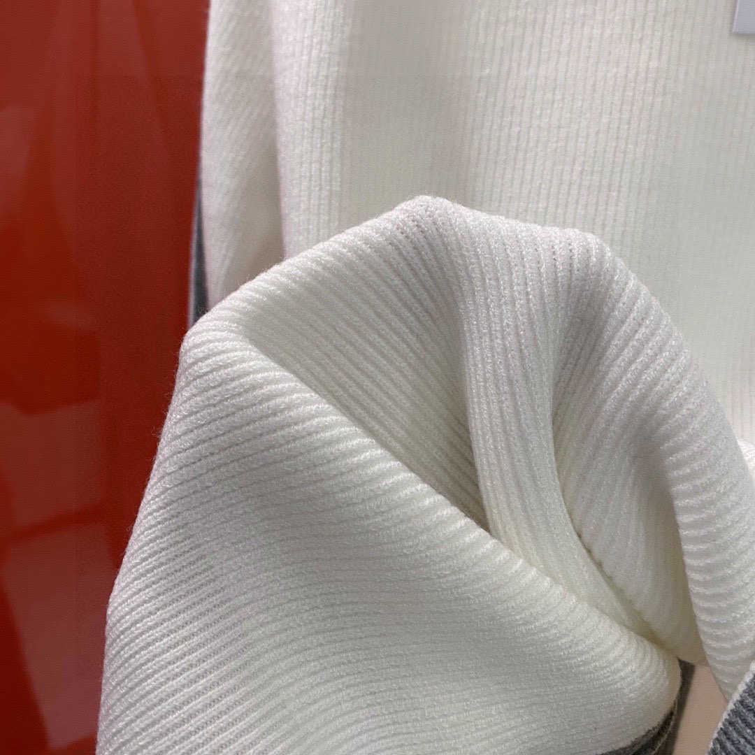 P270-TB 2025秋冬新经典四条杠嵌花男女同款羊毛针织衫!经典圆领毛衣上线, 实穿性强完全不会过时的款式, 细节以及工艺都把控的特别好, 强烈推荐各位人手必入, 绝对是秋冬着装最佳的打开方式!
甄选优质100%羊毛纱线织造, 软糯亲肤的触感, 即便是贴合肌肤着穿都丝毫不会有扎刺感可言, 其保暖性与舒适度都无法挑剔!衣身沿用了品牌一贯的基础色调, 袖臂标志性四条杠和后领织唛细节, 展现出毋庸置疑的品牌身份, 将低调奢华演绎到了极致!袖口及下摆纽扣织带开衩设计, 选用深海黑蝶贝壳纽扣, 它是大粒南洋黑珍珠的母贝, 由于贝壳的珍珠层闪烁着美丽漂亮的深银色, 利用贝壳内侧的天然珍珠打磨抛光, 因为外壳来自大自然, 所以从里到外散发出优雅、诱人的氛围!基础圆领修身版型剪裁, 对于秋冬搭配没有任何局限性, 百搭的两个配色更是永远不错出错, 两色齐收下一点都不过分, 还能从春秋冬三季穿着、实用性翻台率非常高!
颜色:白色/蓝色
尺码:M-XXXL
M码 胸围96 连肩袖 衣长66
L码 胸围100 连肩袖 衣长67
XL码 胸围104 连肩袖 衣长68
XXL码 胸围108 连肩袖 衣长69
XXXL码 胸围112 连肩袖 衣长70