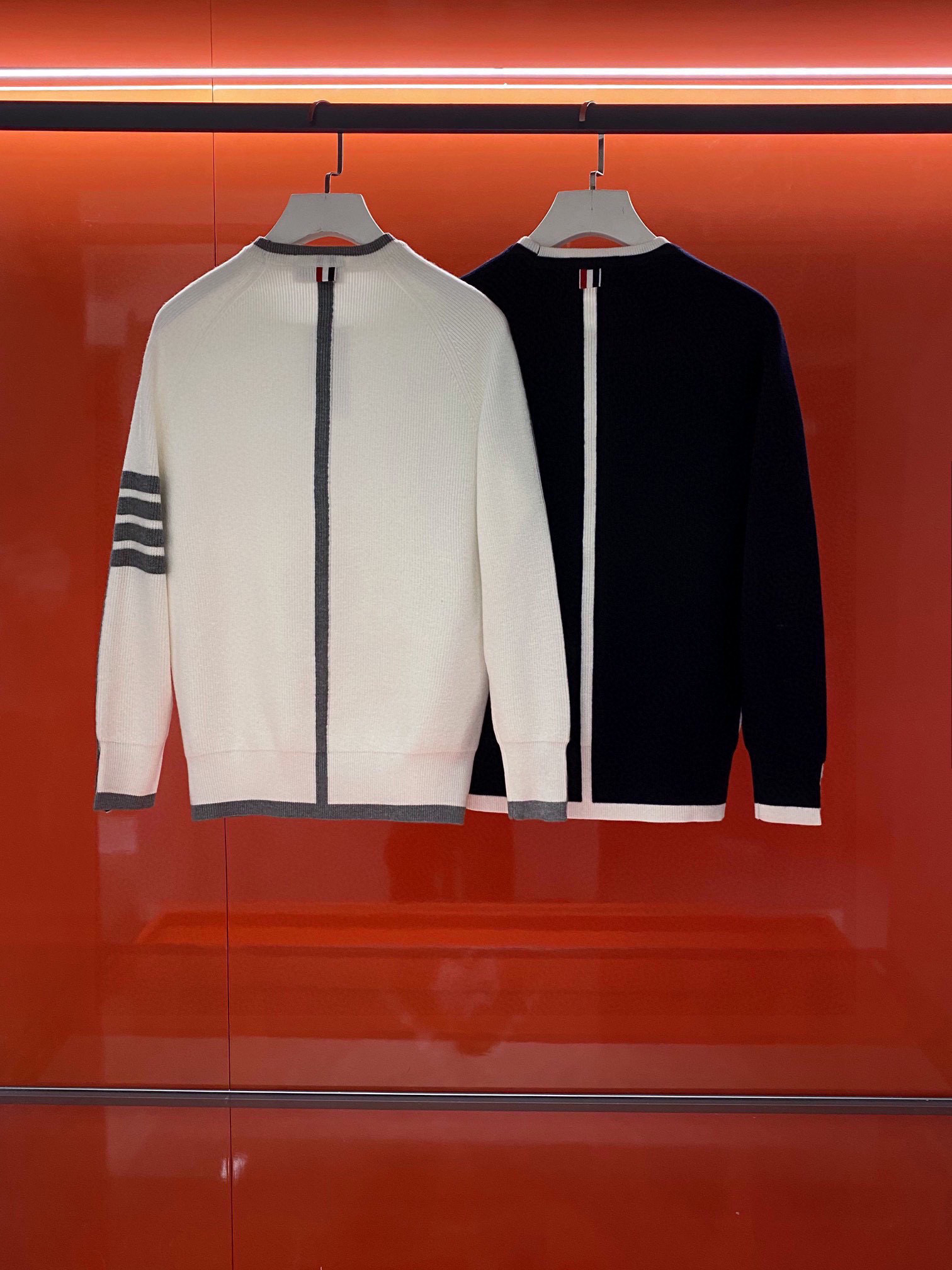 P270-TB 2025秋冬新经典四条杠嵌花男女同款羊毛针织衫!经典圆领毛衣上线, 实穿性强完全不会过时的款式, 细节以及工艺都把控的特别好, 强烈推荐各位人手必入, 绝对是秋冬着装最佳的打开方式!
甄选优质100%羊毛纱线织造, 软糯亲肤的触感, 即便是贴合肌肤着穿都丝毫不会有扎刺感可言, 其保暖性与舒适度都无法挑剔!衣身沿用了品牌一贯的基础色调, 袖臂标志性四条杠和后领织唛细节, 展现出毋庸置疑的品牌身份, 将低调奢华演绎到了极致!袖口及下摆纽扣织带开衩设计, 选用深海黑蝶贝壳纽扣, 它是大粒南洋黑珍珠的母贝, 由于贝壳的珍珠层闪烁着美丽漂亮的深银色, 利用贝壳内侧的天然珍珠打磨抛光, 因为外壳来自大自然, 所以从里到外散发出优雅、诱人的氛围!基础圆领修身版型剪裁, 对于秋冬搭配没有任何局限性, 百搭的两个配色更是永远不错出错, 两色齐收下一点都不过分, 还能从春秋冬三季穿着、实用性翻台率非常高!
颜色:白色/蓝色
尺码:M-XXXL
M码 胸围96 连肩袖 衣长66
L码 胸围100 连肩袖 衣长67
XL码 胸围104 连肩袖 衣长68
XXL码 胸围108 连肩袖 衣长69
XXXL码 胸围112 连肩袖 衣长70