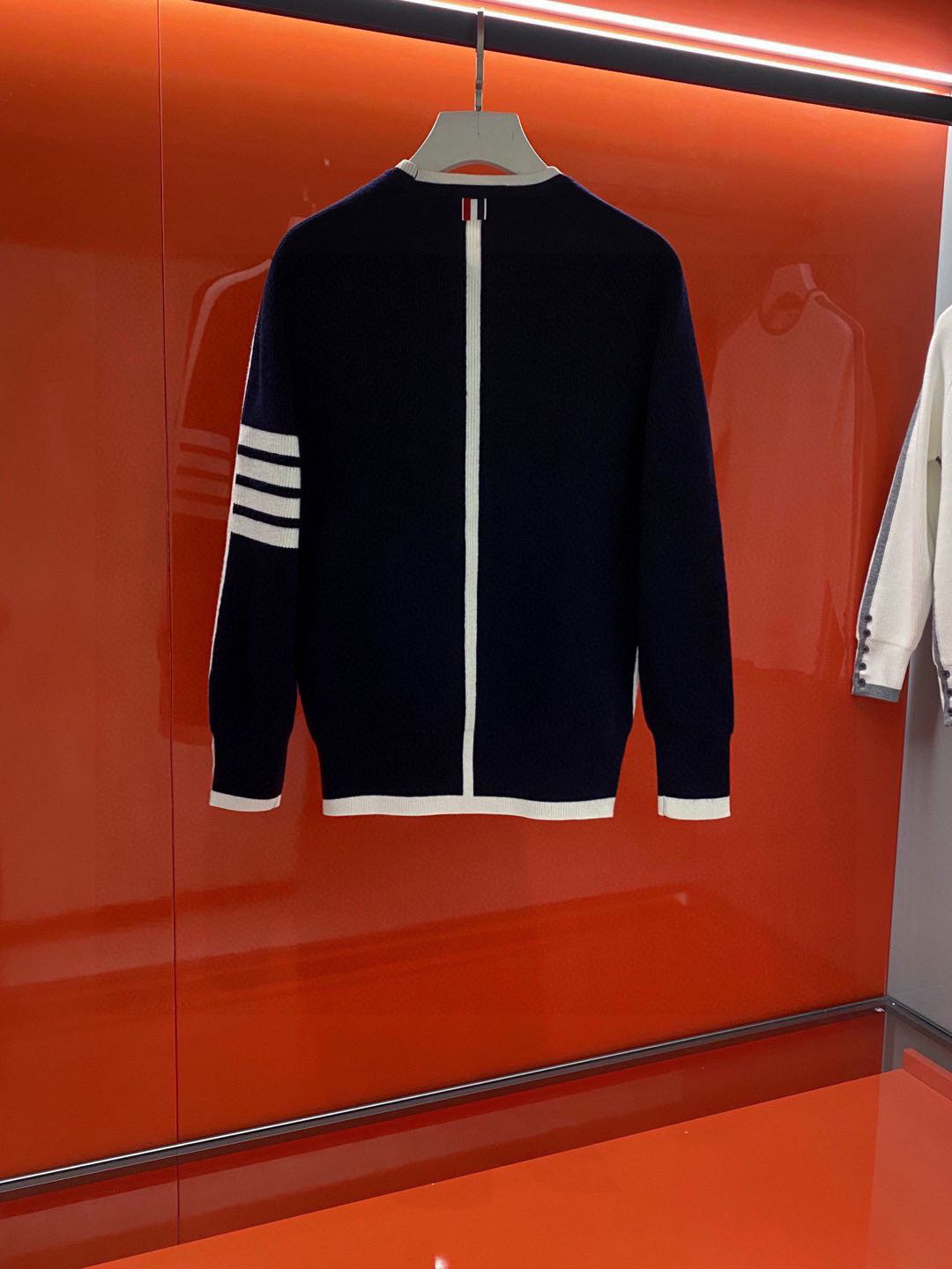 P270-TB 2025秋冬新经典四条杠嵌花男女同款羊毛针织衫!经典圆领毛衣上线, 实穿性强完全不会过时的款式, 细节以及工艺都把控的特别好, 强烈推荐各位人手必入, 绝对是秋冬着装最佳的打开方式!
甄选优质100%羊毛纱线织造, 软糯亲肤的触感, 即便是贴合肌肤着穿都丝毫不会有扎刺感可言, 其保暖性与舒适度都无法挑剔!衣身沿用了品牌一贯的基础色调, 袖臂标志性四条杠和后领织唛细节, 展现出毋庸置疑的品牌身份, 将低调奢华演绎到了极致!袖口及下摆纽扣织带开衩设计, 选用深海黑蝶贝壳纽扣, 它是大粒南洋黑珍珠的母贝, 由于贝壳的珍珠层闪烁着美丽漂亮的深银色, 利用贝壳内侧的天然珍珠打磨抛光, 因为外壳来自大自然, 所以从里到外散发出优雅、诱人的氛围!基础圆领修身版型剪裁, 对于秋冬搭配没有任何局限性, 百搭的两个配色更是永远不错出错, 两色齐收下一点都不过分, 还能从春秋冬三季穿着、实用性翻台率非常高!
颜色:白色/蓝色
尺码:M-XXXL
M码 胸围96 连肩袖 衣长66
L码 胸围100 连肩袖 衣长67
XL码 胸围104 连肩袖 衣长68
XXL码 胸围108 连肩袖 衣长69
XXXL码 胸围112 连肩袖 衣长70