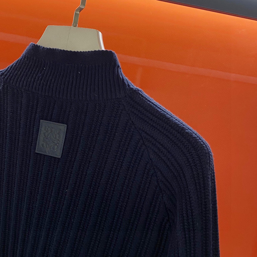 P320-LOE2025秋冬系列后背皮标装饰男款半拉链长袖针织衫, 百搭海军蓝高克重厚款粗针毛衣!
这件的厚实度够够的, 甄选优质100%羊毛纱线织造, 完全不扎身, 穿上就是一个温暖舒适!完全不挑人穿, 包容性极强, 轻松对付各种身材!它的手感是很厚实的, 而且是竖坑条肌理, 视觉上体态会更加显瘦!最值得一提的是后背皮标嵌花装饰, 整一个就是点睛之笔, 辨识度满分!
采用粗针定织纱线, 高克重, 真的超级重磅!纱线的优点就是柔软且细腻, 高密度织线, 软糯而不塌, 舒适的同时自带一些筋骨感, 久穿不易变形!织机采用花式抢捻机色纺而成, 这种做法在织物中更能突出纱线的亲肤性, 能让纱线在蓬松度上做到最大化的提升!
尺码:M-XXXL
M码 胸围98 连肩袖长64 衣长66
L码 胸围102 连肩袖长66 衣长67
XL码 胸围106 连肩袖长68 衣长68
XXL码 胸围110 连肩袖长70 衣长69
XXXL码 胸围114 连肩袖长72 衣长70