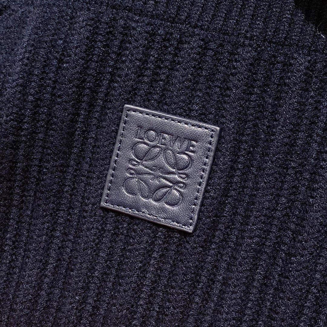 P320-LOE2025秋冬系列后背皮标装饰男款半拉链长袖针织衫, 百搭海军蓝高克重厚款粗针毛衣!
这件的厚实度够够的, 甄选优质100%羊毛纱线织造, 完全不扎身, 穿上就是一个温暖舒适!完全不挑人穿, 包容性极强, 轻松对付各种身材!它的手感是很厚实的, 而且是竖坑条肌理, 视觉上体态会更加显瘦!最值得一提的是后背皮标嵌花装饰, 整一个就是点睛之笔, 辨识度满分!
采用粗针定织纱线, 高克重, 真的超级重磅!纱线的优点就是柔软且细腻, 高密度织线, 软糯而不塌, 舒适的同时自带一些筋骨感, 久穿不易变形!织机采用花式抢捻机色纺而成, 这种做法在织物中更能突出纱线的亲肤性, 能让纱线在蓬松度上做到最大化的提升!
尺码:M-XXXL
M码 胸围98 连肩袖长64 衣长66
L码 胸围102 连肩袖长66 衣长67
XL码 胸围106 连肩袖长68 衣长68
XXL码 胸围110 连肩袖长70 衣长69
XXXL码 胸围114 连肩袖长72 衣长70