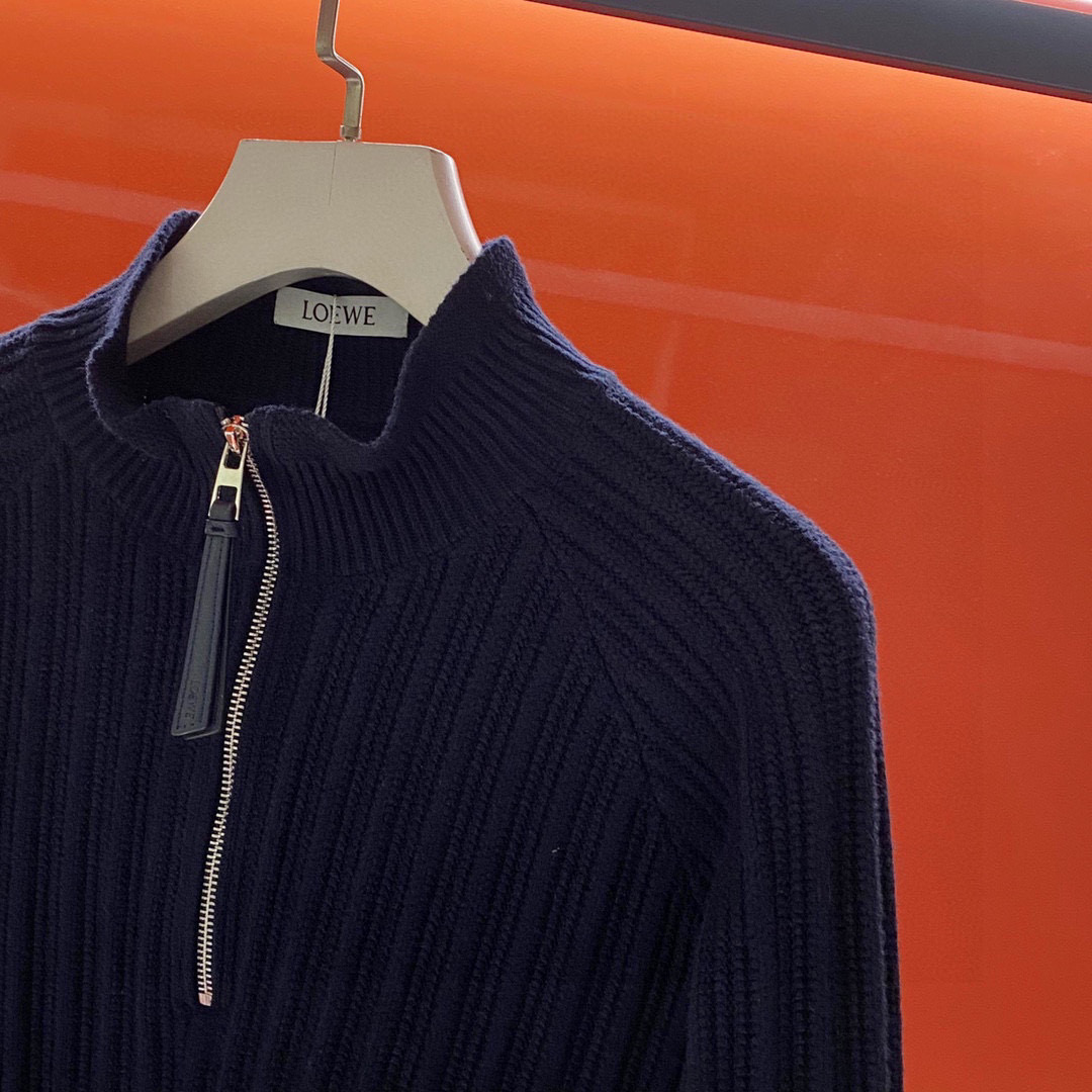 P320-LOE2025秋冬系列后背皮标装饰男款半拉链长袖针织衫, 百搭海军蓝高克重厚款粗针毛衣!
这件的厚实度够够的, 甄选优质100%羊毛纱线织造, 完全不扎身, 穿上就是一个温暖舒适!完全不挑人穿, 包容性极强, 轻松对付各种身材!它的手感是很厚实的, 而且是竖坑条肌理, 视觉上体态会更加显瘦!最值得一提的是后背皮标嵌花装饰, 整一个就是点睛之笔, 辨识度满分!
采用粗针定织纱线, 高克重, 真的超级重磅!纱线的优点就是柔软且细腻, 高密度织线, 软糯而不塌, 舒适的同时自带一些筋骨感, 久穿不易变形!织机采用花式抢捻机色纺而成, 这种做法在织物中更能突出纱线的亲肤性, 能让纱线在蓬松度上做到最大化的提升!
尺码:M-XXXL
M码 胸围98 连肩袖长64 衣长66
L码 胸围102 连肩袖长66 衣长67
XL码 胸围106 连肩袖长68 衣长68
XXL码 胸围110 连肩袖长70 衣长69
XXXL码 胸围114 连肩袖长72 衣长70