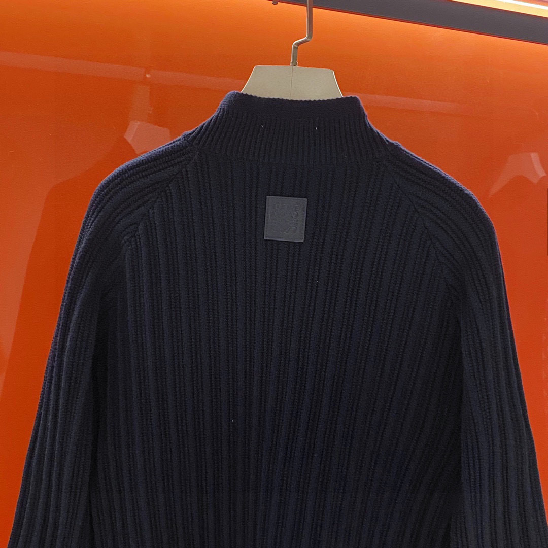 P320-LOE2025秋冬系列后背皮标装饰男款半拉链长袖针织衫, 百搭海军蓝高克重厚款粗针毛衣!
这件的厚实度够够的, 甄选优质100%羊毛纱线织造, 完全不扎身, 穿上就是一个温暖舒适!完全不挑人穿, 包容性极强, 轻松对付各种身材!它的手感是很厚实的, 而且是竖坑条肌理, 视觉上体态会更加显瘦!最值得一提的是后背皮标嵌花装饰, 整一个就是点睛之笔, 辨识度满分!
采用粗针定织纱线, 高克重, 真的超级重磅!纱线的优点就是柔软且细腻, 高密度织线, 软糯而不塌, 舒适的同时自带一些筋骨感, 久穿不易变形!织机采用花式抢捻机色纺而成, 这种做法在织物中更能突出纱线的亲肤性, 能让纱线在蓬松度上做到最大化的提升!
尺码:M-XXXL
M码 胸围98 连肩袖长64 衣长66
L码 胸围102 连肩袖长66 衣长67
XL码 胸围106 连肩袖长68 衣长68
XXL码 胸围110 连肩袖长70 衣长69
XXXL码 胸围114 连肩袖长72 衣长70