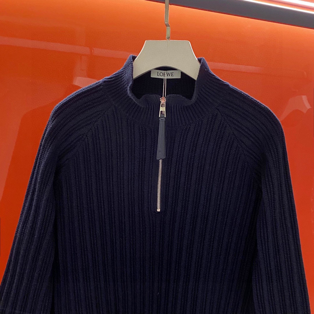 P320-LOE2025秋冬系列后背皮标装饰男款半拉链长袖针织衫, 百搭海军蓝高克重厚款粗针毛衣!
这件的厚实度够够的, 甄选优质100%羊毛纱线织造, 完全不扎身, 穿上就是一个温暖舒适!完全不挑人穿, 包容性极强, 轻松对付各种身材!它的手感是很厚实的, 而且是竖坑条肌理, 视觉上体态会更加显瘦!最值得一提的是后背皮标嵌花装饰, 整一个就是点睛之笔, 辨识度满分!
采用粗针定织纱线, 高克重, 真的超级重磅!纱线的优点就是柔软且细腻, 高密度织线, 软糯而不塌, 舒适的同时自带一些筋骨感, 久穿不易变形!织机采用花式抢捻机色纺而成, 这种做法在织物中更能突出纱线的亲肤性, 能让纱线在蓬松度上做到最大化的提升!
尺码:M-XXXL
M码 胸围98 连肩袖长64 衣长66
L码 胸围102 连肩袖长66 衣长67
XL码 胸围106 连肩袖长68 衣长68
XXL码 胸围110 连肩袖长70 衣长69
XXXL码 胸围114 连肩袖长72 衣长70