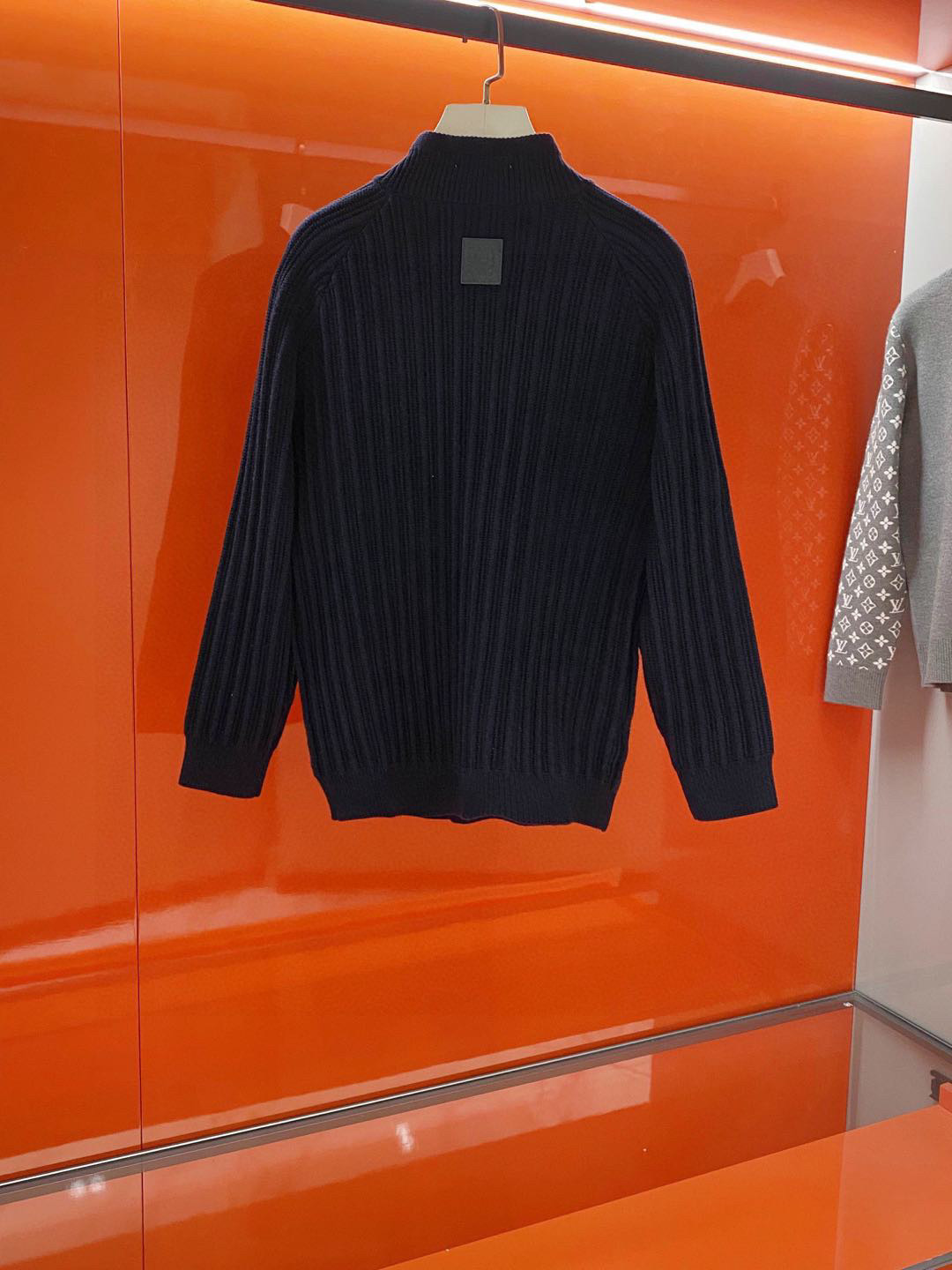 P320-LOE2025秋冬系列后背皮标装饰男款半拉链长袖针织衫, 百搭海军蓝高克重厚款粗针毛衣!
这件的厚实度够够的, 甄选优质100%羊毛纱线织造, 完全不扎身, 穿上就是一个温暖舒适!完全不挑人穿, 包容性极强, 轻松对付各种身材!它的手感是很厚实的, 而且是竖坑条肌理, 视觉上体态会更加显瘦!最值得一提的是后背皮标嵌花装饰, 整一个就是点睛之笔, 辨识度满分!
采用粗针定织纱线, 高克重, 真的超级重磅!纱线的优点就是柔软且细腻, 高密度织线, 软糯而不塌, 舒适的同时自带一些筋骨感, 久穿不易变形!织机采用花式抢捻机色纺而成, 这种做法在织物中更能突出纱线的亲肤性, 能让纱线在蓬松度上做到最大化的提升!
尺码:M-XXXL
M码 胸围98 连肩袖长64 衣长66
L码 胸围102 连肩袖长66 衣长67
XL码 胸围106 连肩袖长68 衣长68
XXL码 胸围110 连肩袖长70 衣长69
XXXL码 胸围114 连肩袖长72 衣长70