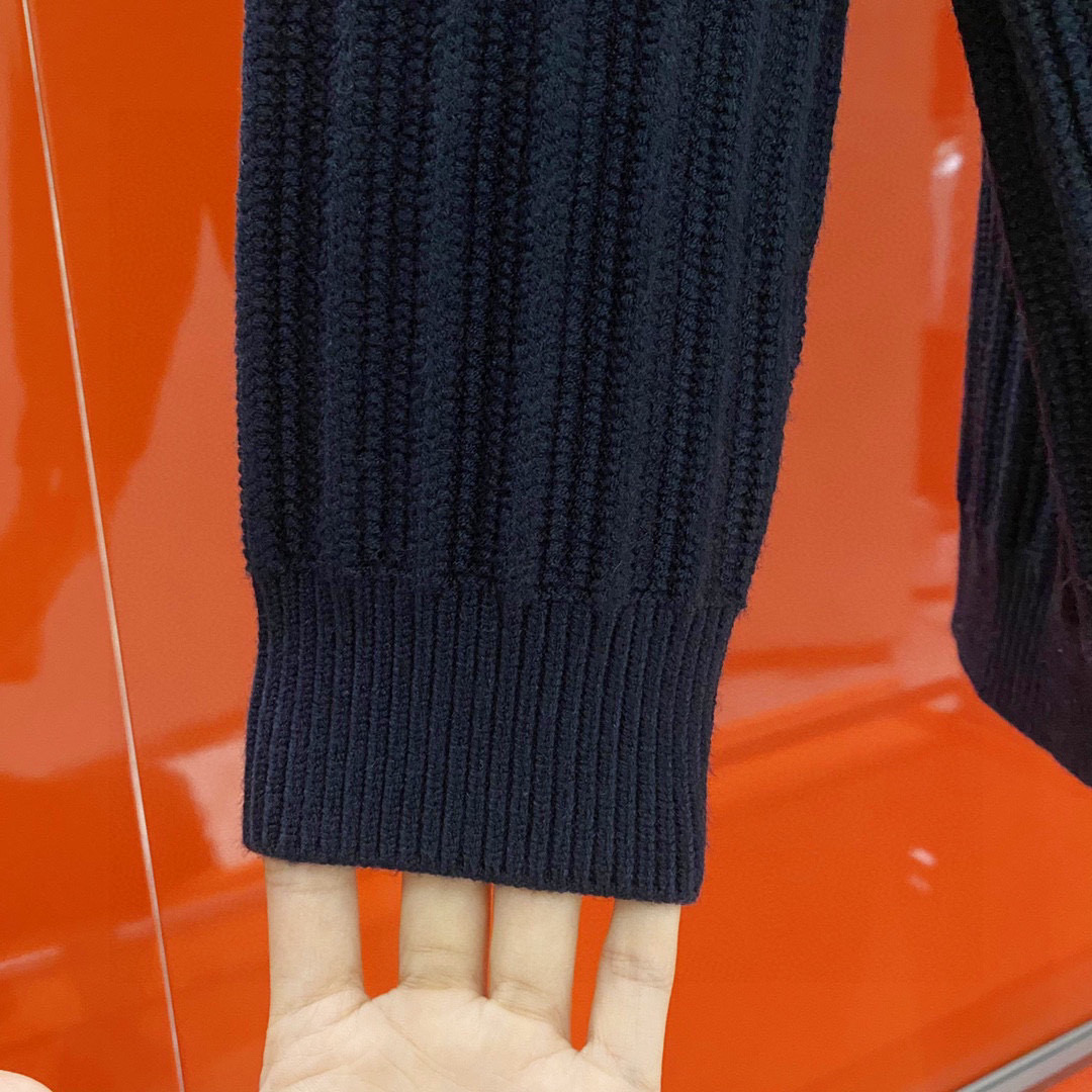 P320-LOE2025秋冬系列后背皮标装饰男款半拉链长袖针织衫, 百搭海军蓝高克重厚款粗针毛衣!
这件的厚实度够够的, 甄选优质100%羊毛纱线织造, 完全不扎身, 穿上就是一个温暖舒适!完全不挑人穿, 包容性极强, 轻松对付各种身材!它的手感是很厚实的, 而且是竖坑条肌理, 视觉上体态会更加显瘦!最值得一提的是后背皮标嵌花装饰, 整一个就是点睛之笔, 辨识度满分!
采用粗针定织纱线, 高克重, 真的超级重磅!纱线的优点就是柔软且细腻, 高密度织线, 软糯而不塌, 舒适的同时自带一些筋骨感, 久穿不易变形!织机采用花式抢捻机色纺而成, 这种做法在织物中更能突出纱线的亲肤性, 能让纱线在蓬松度上做到最大化的提升!
尺码:M-XXXL
M码 胸围98 连肩袖长64 衣长66
L码 胸围102 连肩袖长66 衣长67
XL码 胸围106 连肩袖长68 衣长68
XXL码 胸围110 连肩袖长70 衣长69
XXXL码 胸围114 连肩袖长72 衣长70