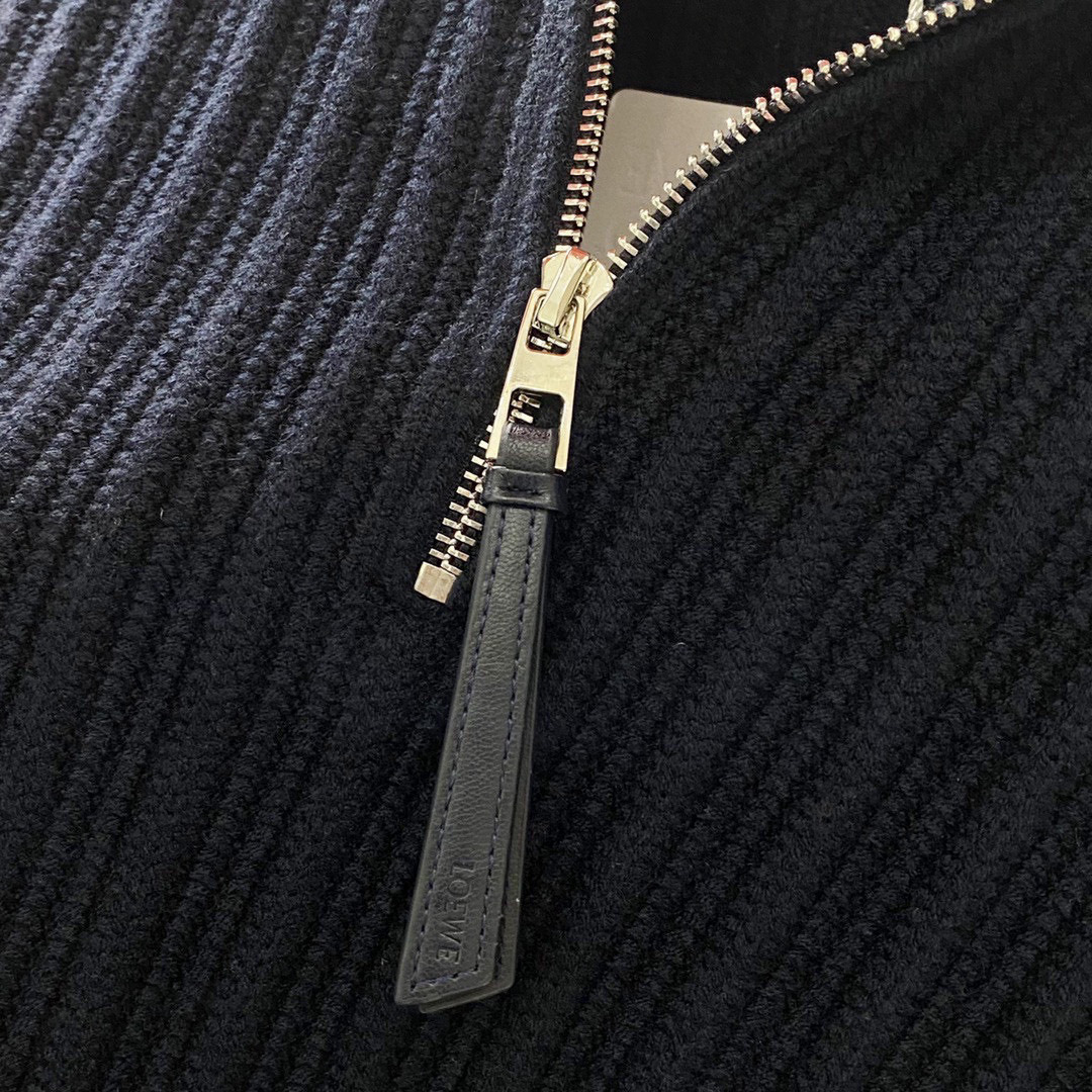 P320-LOE2025秋冬系列后背皮标装饰男款半拉链长袖针织衫, 百搭海军蓝高克重厚款粗针毛衣!
这件的厚实度够够的, 甄选优质100%羊毛纱线织造, 完全不扎身, 穿上就是一个温暖舒适!完全不挑人穿, 包容性极强, 轻松对付各种身材!它的手感是很厚实的, 而且是竖坑条肌理, 视觉上体态会更加显瘦!最值得一提的是后背皮标嵌花装饰, 整一个就是点睛之笔, 辨识度满分!
采用粗针定织纱线, 高克重, 真的超级重磅!纱线的优点就是柔软且细腻, 高密度织线, 软糯而不塌, 舒适的同时自带一些筋骨感, 久穿不易变形!织机采用花式抢捻机色纺而成, 这种做法在织物中更能突出纱线的亲肤性, 能让纱线在蓬松度上做到最大化的提升!
尺码:M-XXXL
M码 胸围98 连肩袖长64 衣长66
L码 胸围102 连肩袖长66 衣长67
XL码 胸围106 连肩袖长68 衣长68
XXL码 胸围110 连肩袖长70 衣长69
XXXL码 胸围114 连肩袖长72 衣长70