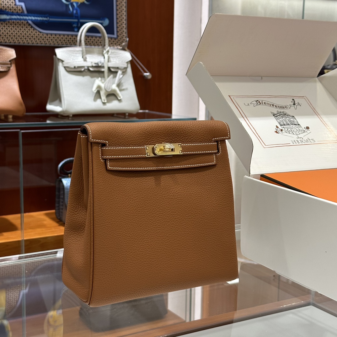 NO:699352,Hermes Kellyado golden brown, put on your schoolbag and go travel. It is age-reducing and fashionable, a practical backpack that frees your hands. Who can refuse the most beautiful backpack Size 21x9x22cm, Hermes, hermes, hermes, Hermes,19860909Hermes Kellyado 金棕 背上书包去旅行吧 减龄又时尚,释放双手实用双肩包 谁能拒绝最美双肩包 Size21x9x22cm,爱马仕,hermes,hermes,Hermes,,Bag