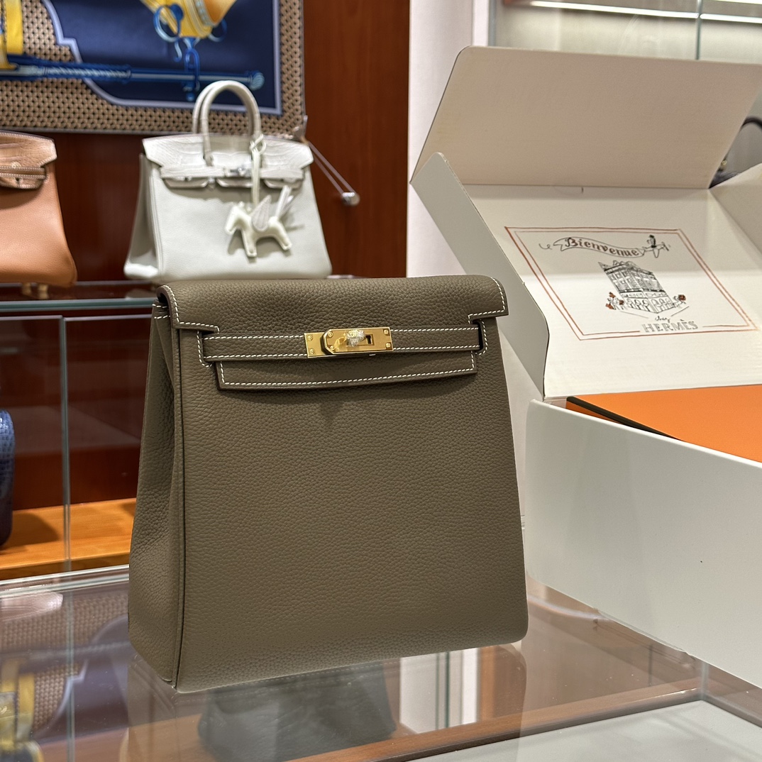 NO:699347,Hermes Kellyado Elephant Gray Gold, put on your schoolbag and go travel. It is age-reducing and fashionable. It frees up your hands and is a practical backpack. Who can refuse the most beautiful backpack? Size 21x9x22cm, Hermes, hermes, hermes, Hermes,19860909Hermes Kellyado 大象灰金 背上书包去旅行吧 减龄又时尚,释放双手实用双肩包 谁能拒绝最美双肩包 Size21x9x22cm,爱马仕,hermes,hermes,Hermes,,Bag