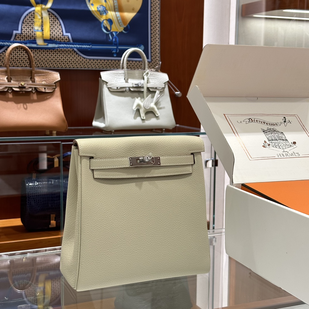 NO:699350,Hermes Kellyado Milkshake Silver, put on your schoolbag and go travel. It is age-reducing and fashionable, a practical backpack that frees your hands. Who can refuse the most beautiful backpack Size 21x9x22cm, Hermes, hermes, hermes, Hermes,19860909Hermes Kellyado 奶昔白银 背上书包去旅行吧 减龄又时尚,释放双手实用双肩包 谁能拒绝最美双肩包 Size21x9x22cm,爱马仕,hermes,hermes,Hermes,,Bag