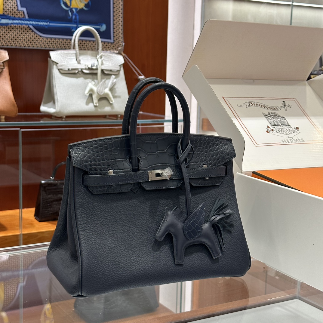 NO:713922,Hermes Birkin Touch 25 crocodile, entry-level crocodile, has the elegance of crocodile skin and the casualness of ordinary skin, Hermes, hermes, hermes, crocodile skin, Hermes,19860909Hermes Birkin Touch 25拼鳄  初进级鳄鱼 即有鳄鱼皮的高贵 又有普皮的随意,爱马仕,hermes,hermes,crocodile skin,Hermes,,Bag