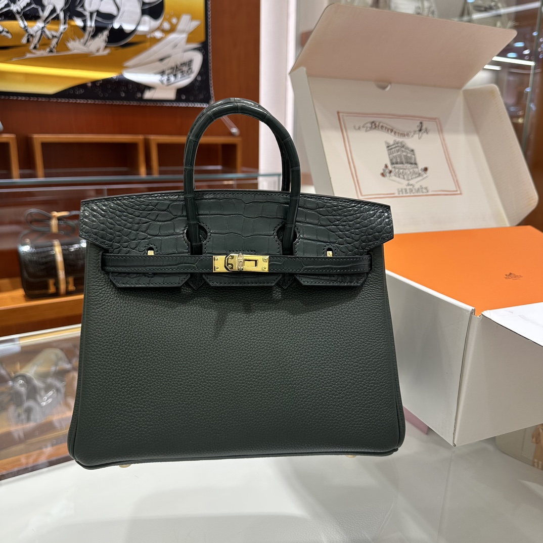 NO:713931,Hermes Birkin cypress green Touch 25 crocodile, junior crocodile, has the elegance of crocodile skin and the casualness of ordinary skin, Hermes, hermes, hermes, crocodile skin, Hermes,19860909Hermes Birkin 松柏绿Touch 25拼鳄  初进级鳄鱼 即有鳄鱼皮的高贵 又有普皮的随意,爱马仕,hermes,hermes,crocodile skin,Hermes,,Bag