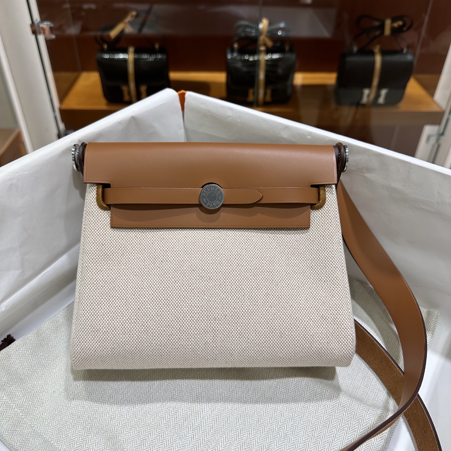 NO:700349,Golden Brown Silver Buckle | Herbag mini model is here, smaller and lighter. As an entry-level bag, the Herbag has always been a very useful one for daily commuting. The new mini size is even more cute, casual, relaxed and fashionable. Although the bag is small, its capacity is still very good. There is still a lot of space after holding a mobile phone. It is practical and versatile. The Golden Brown is also classic and high-end, super elegant!  !  ,Hermes,hermes,Hermes,19860909金棕 银扣｜Herbag 迷你款来了,更小更轻了 herbag作为入门包款,一直都是日常通勤非常好用的一款,新出的mini的尺寸,更是可爱,休闲松弛又时髦.包包虽小,但是容量还是非常不错的,装下手机之后还有很多空间,实用又百搭.金棕也是经典又高级,超显气质！！,爱马仕,hermes,Hermes,,Bag