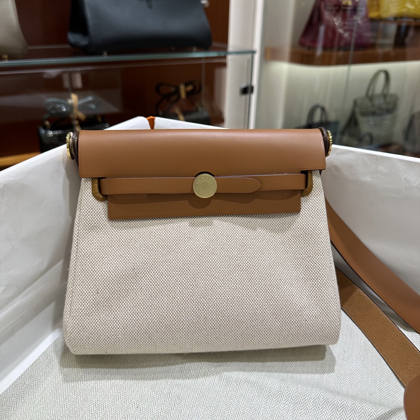 NO:700352,Golden Brown Gold Buckle | Herbag mini model is here, smaller and lighter. As an entry-level bag, herbag has always been a very useful one for daily commuting. The new mini size is even more cute, casual, relaxed and fashionable. Although the bag is small, its capacity is still very good. There is still a lot of space after holding a mobile phone. It is practical and versatile. Golden Brown is also classic and high-end, showing super temperament!  !  ,Hermes,hermes,Hermes,19860909金棕 金扣｜Herbag 迷你款来了,更小更轻了 herbag作为入门包款,一直都是日常通勤非常好用的一款,新出的mini的尺寸,更是可爱,休闲松弛又时髦.包包虽小,但是容量还是非常不错的,装下手机之后还有很多空间,实用又百搭.金棕也是经典又高级,超显气质！！,爱马仕,hermes,Hermes,,Bag