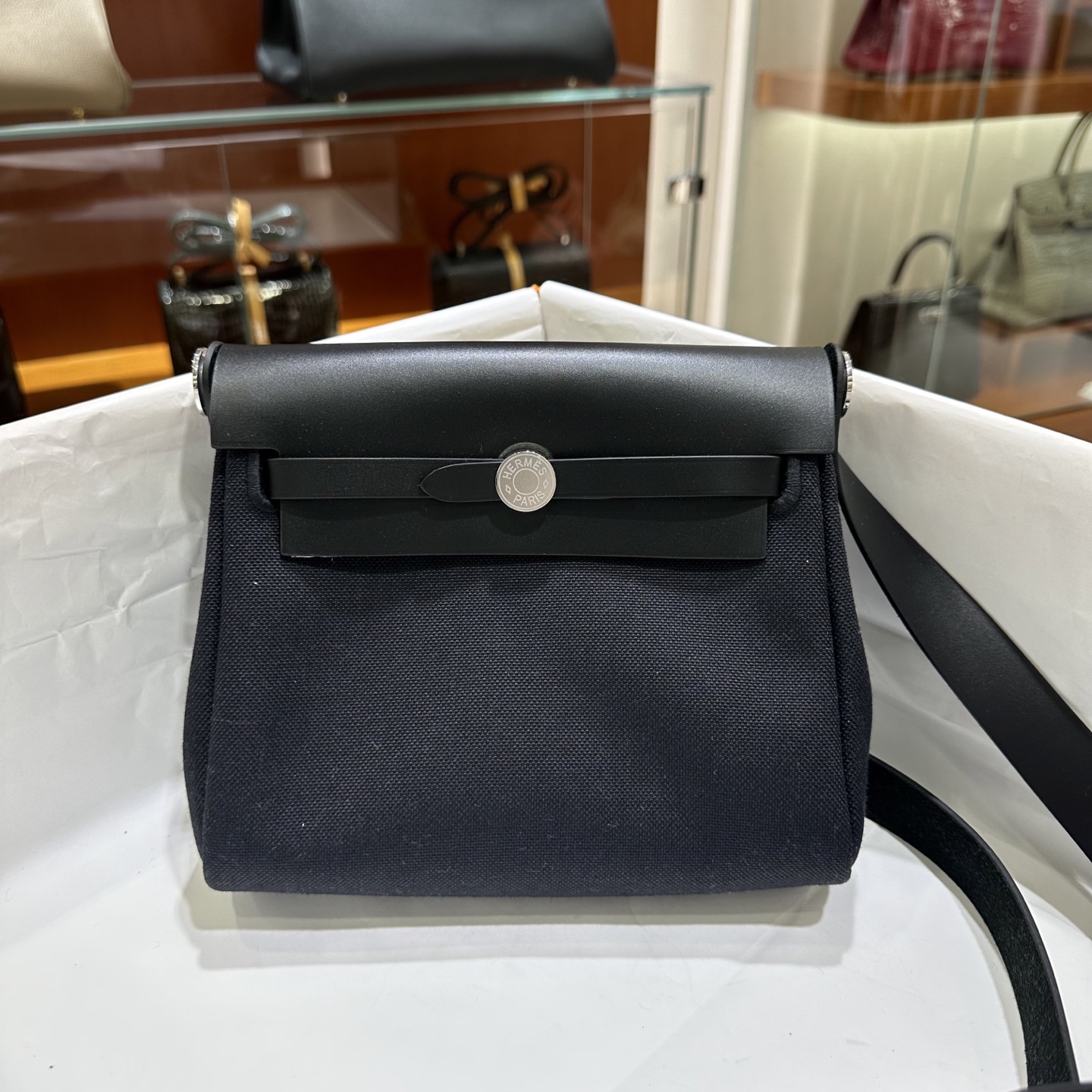 NO:700339,Black silver buckle | Herbag mini model is here, smaller and lighter. As an entry-level bag, herbag has always been very useful for daily commuting. The new mini size is even more cute, casual, relaxed and fashionable. Although the bag is small, the capacity is still very good. There is still a lot of space after loading the mobile phone. It is practical and versatile. Hermes, hermes, Hermes,19860909黑色 银扣｜Herbag 迷你款来了,更小更轻了 herbag作为入门包款,一直都是日常通勤非常好用的一款,新出的mini的尺寸,更是可爱,休闲松弛又时髦.包包虽小,但是容量还是非常不错的,装下手机之后还有很多空间,实用又百搭.,爱马仕,hermes,Hermes,,Bag