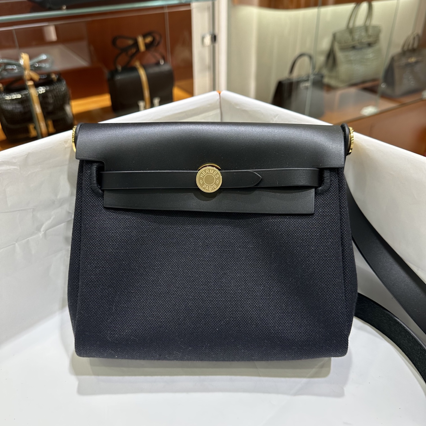 NO:700341,Black gold buckle | Herbag mini model is here, smaller and lighter. As an entry-level bag, the herbag has always been very useful for daily commuting. The new mini size is even more cute, casual, relaxed and fashionable. Although the bag is small, the capacity is still very good. There is still a lot of space after loading the mobile phone. It is practical and versatile. Hermes, hermes, Hermes,19860909黑色 金扣｜Herbag 迷你款来了,更小更轻了 herbag作为入门包款,一直都是日常通勤非常好用的一款,新出的mini的尺寸,更是可爱,休闲松弛又时髦.包包虽小,但是容量还是非常不错的,装下手机之后还有很多空间,实用又百搭.,爱马仕,hermes,Hermes,,Bag