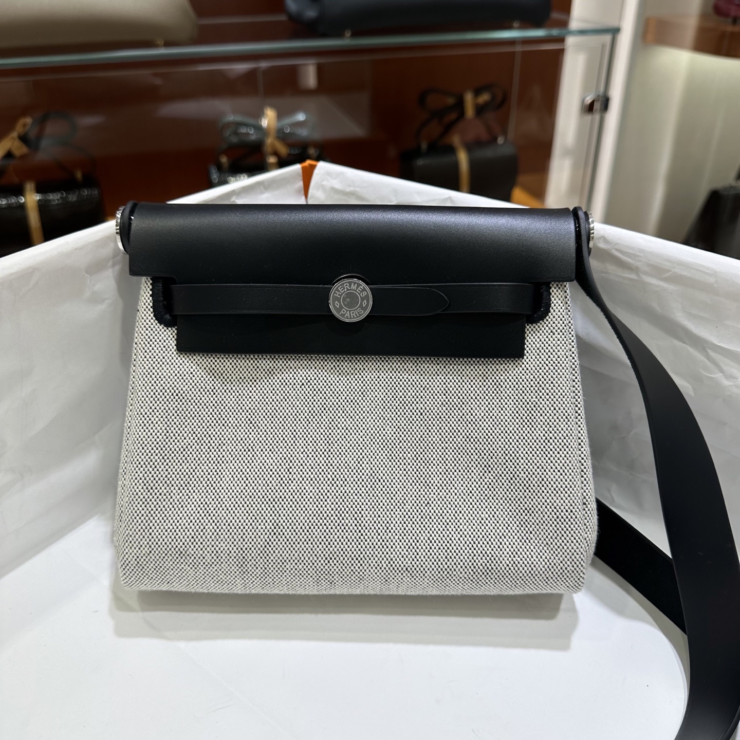 NO:700344,Black and white silver buckle | Herbag mini model is here, smaller and lighter. As an entry-level bag, the herbag has always been very useful for daily commuting. The new mini size is even more cute, casual, relaxed and fashionable. Although the bag is small, the capacity is still very good. There is still a lot of space after loading the mobile phone. It is practical and versatile. Hermes, hermes, Hermes,19860909黑白 银扣｜Herbag 迷你款来了,更小更轻了 herbag作为入门包款,一直都是日常通勤非常好用的一款,新出的mini的尺寸,更是可爱,休闲松弛又时髦.包包虽小,但是容量还是非常不错的,装下手机之后还有很多空间,实用又百搭.,爱马仕,hermes,Hermes,,Bag