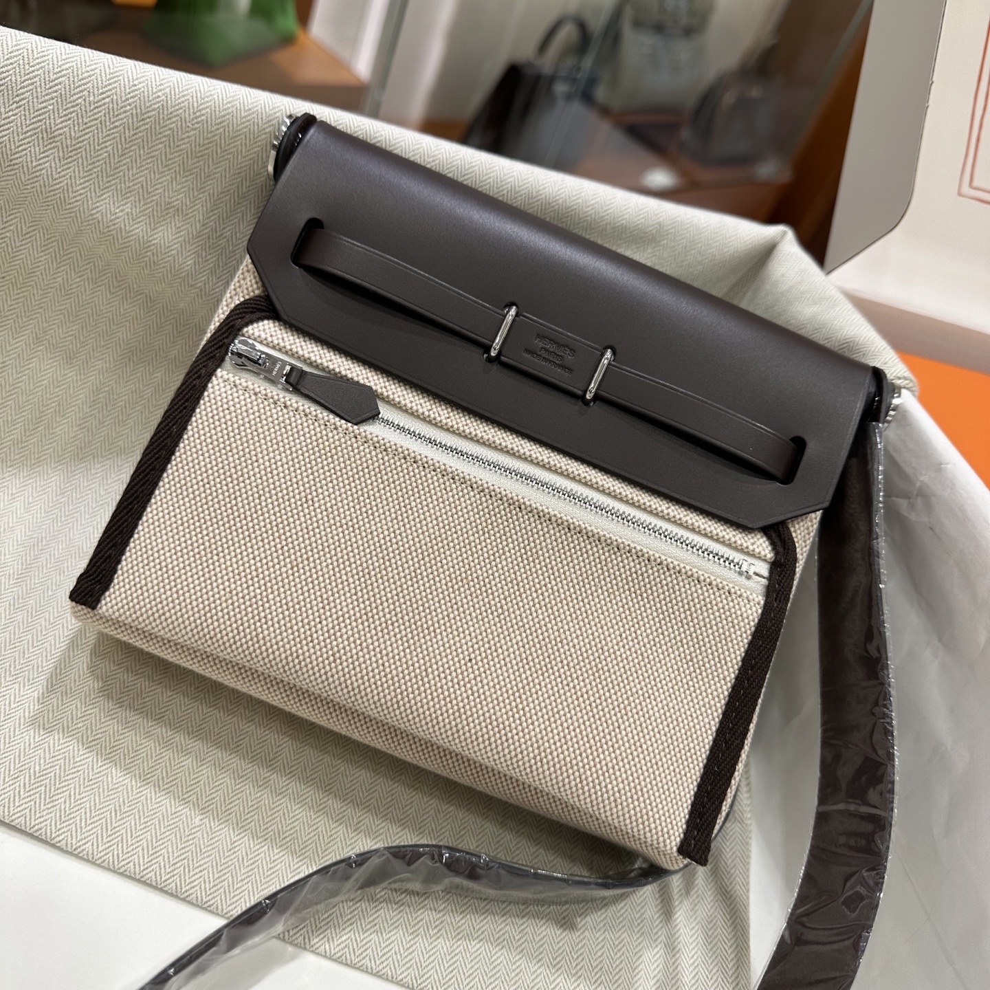 乌木拼浅米色 银扣｜Herbag 迷你款来了，更小更轻了

herbag作为入门包款，一直都是日常通勤非常好用的一款，新出的mini的尺寸，更是可爱，休闲松弛又时髦。包包虽小，但是容量还是非常不错的，装下手机之后还有很多空间，实用又百搭。金棕也是经典又高级，超显气质！！