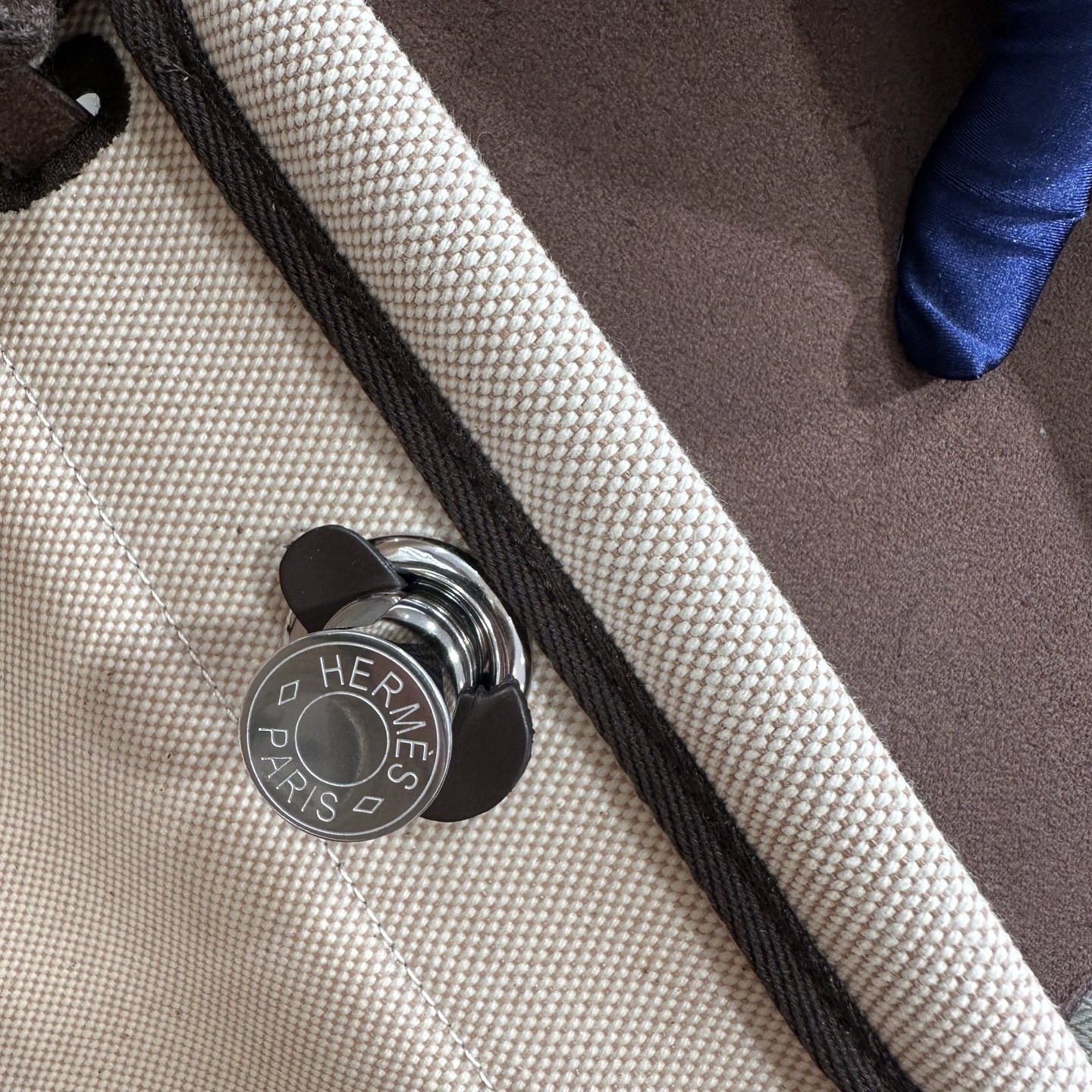 乌木拼浅米色 银扣｜Herbag 迷你款来了，更小更轻了

herbag作为入门包款，一直都是日常通勤非常好用的一款，新出的mini的尺寸，更是可爱，休闲松弛又时髦。包包虽小，但是容量还是非常不错的，装下手机之后还有很多空间，实用又百搭。金棕也是经典又高级，超显气质！！