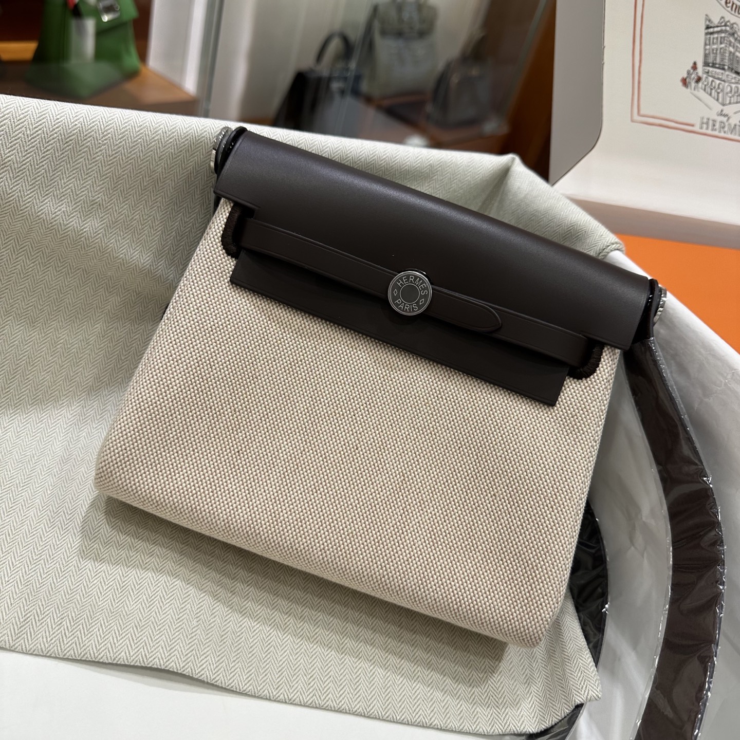 乌木拼浅米色 银扣｜Herbag 迷你款来了，更小更轻了

herbag作为入门包款，一直都是日常通勤非常好用的一款，新出的mini的尺寸，更是可爱，休闲松弛又时髦。包包虽小，但是容量还是非常不错的，装下手机之后还有很多空间，实用又百搭。金棕也是经典又高级，超显气质！！